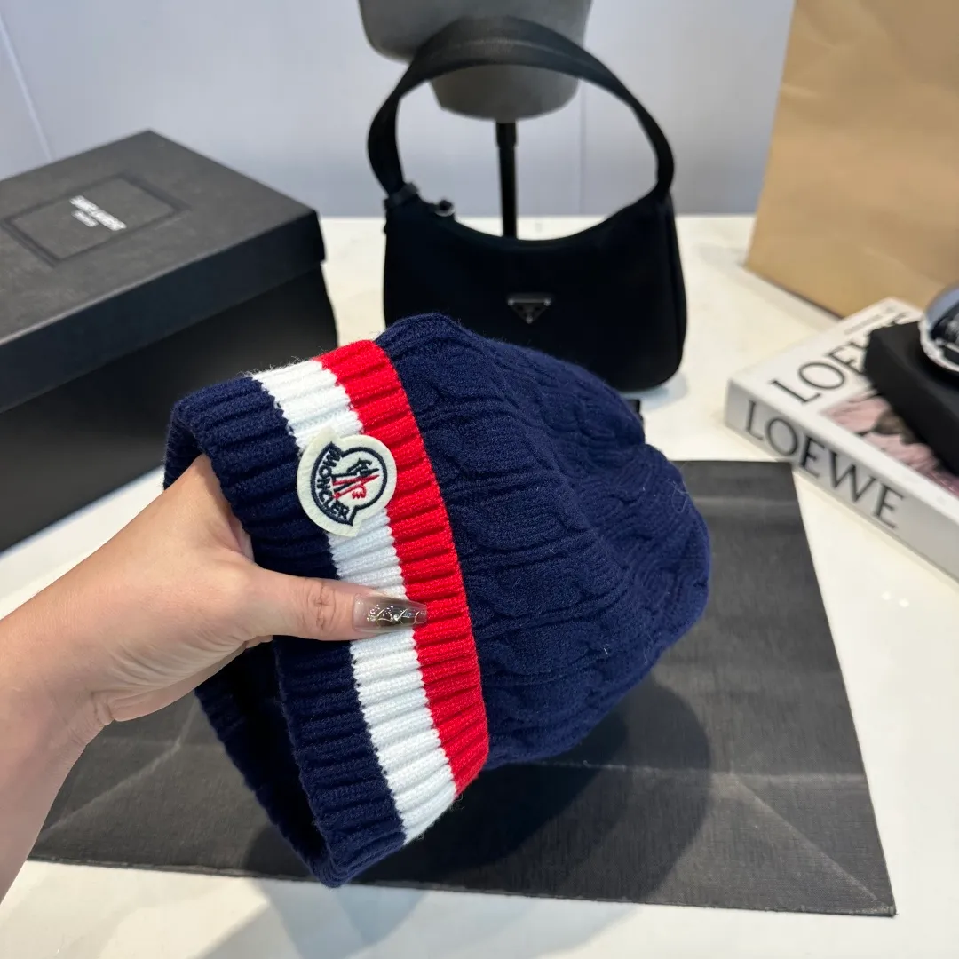 p50 Moncler's new wool beanie is furry on the head. It is warm and comfortable. It is the best partner in winter when paired with a coat or a down jacket.