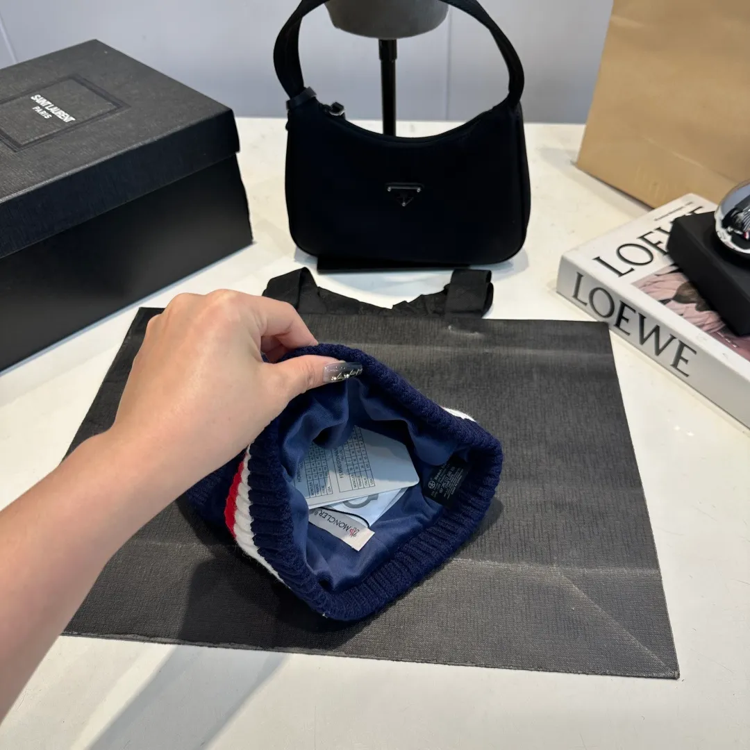 p50 Moncler's new wool beanie is furry on the head. It is warm and comfortable. It is the best partner in winter when paired with a coat or a down jacket.