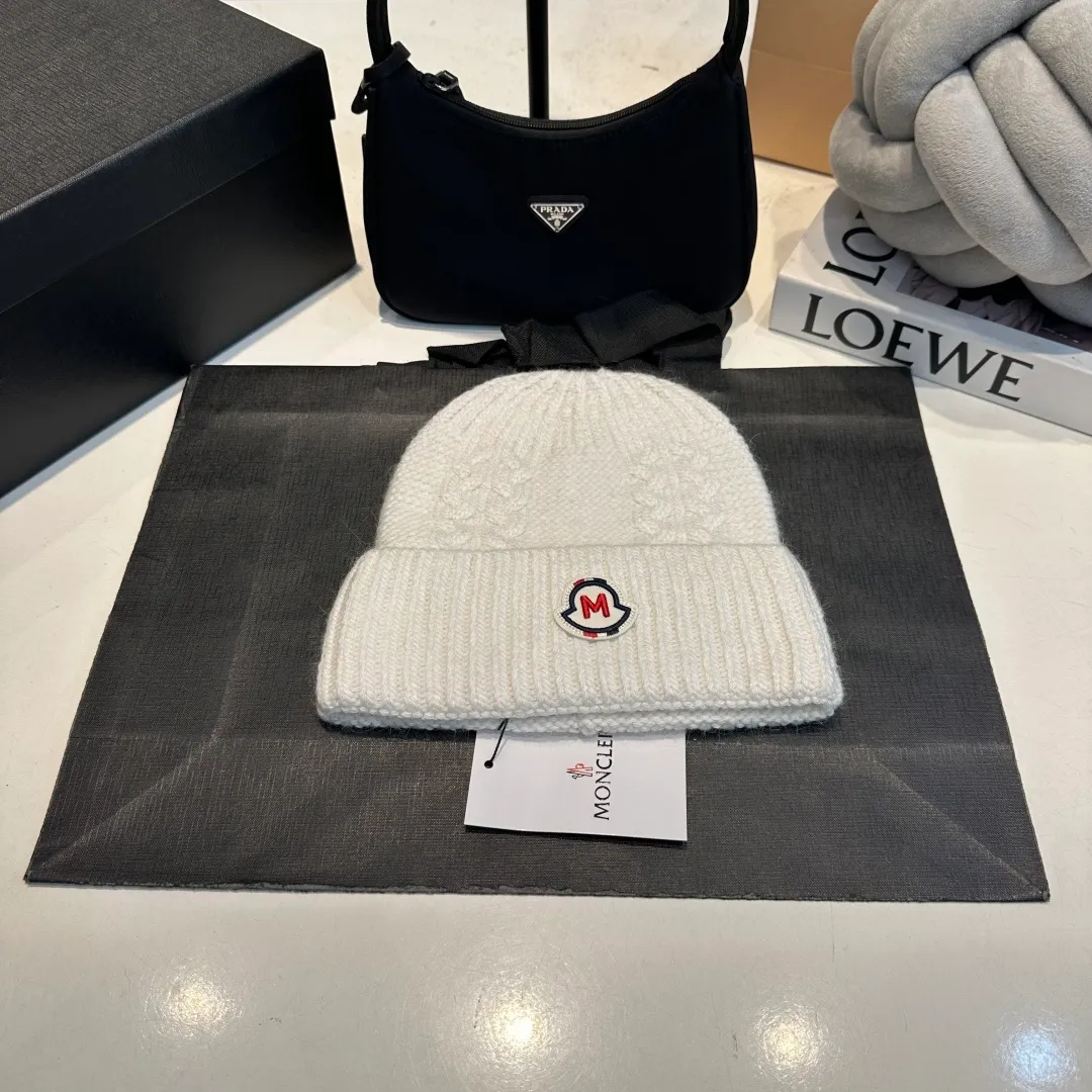 P90 high version Moncler Moncler 💥 Official website classic knitted hat, replica of the original. Very soft and skin-friendly, very elastic 💓 Textured and very versatile style ~ Warm cashmere woolen hat, one size fits all and elastic ~ Unisex, can be worn by any head size. Super quality, highly recommended