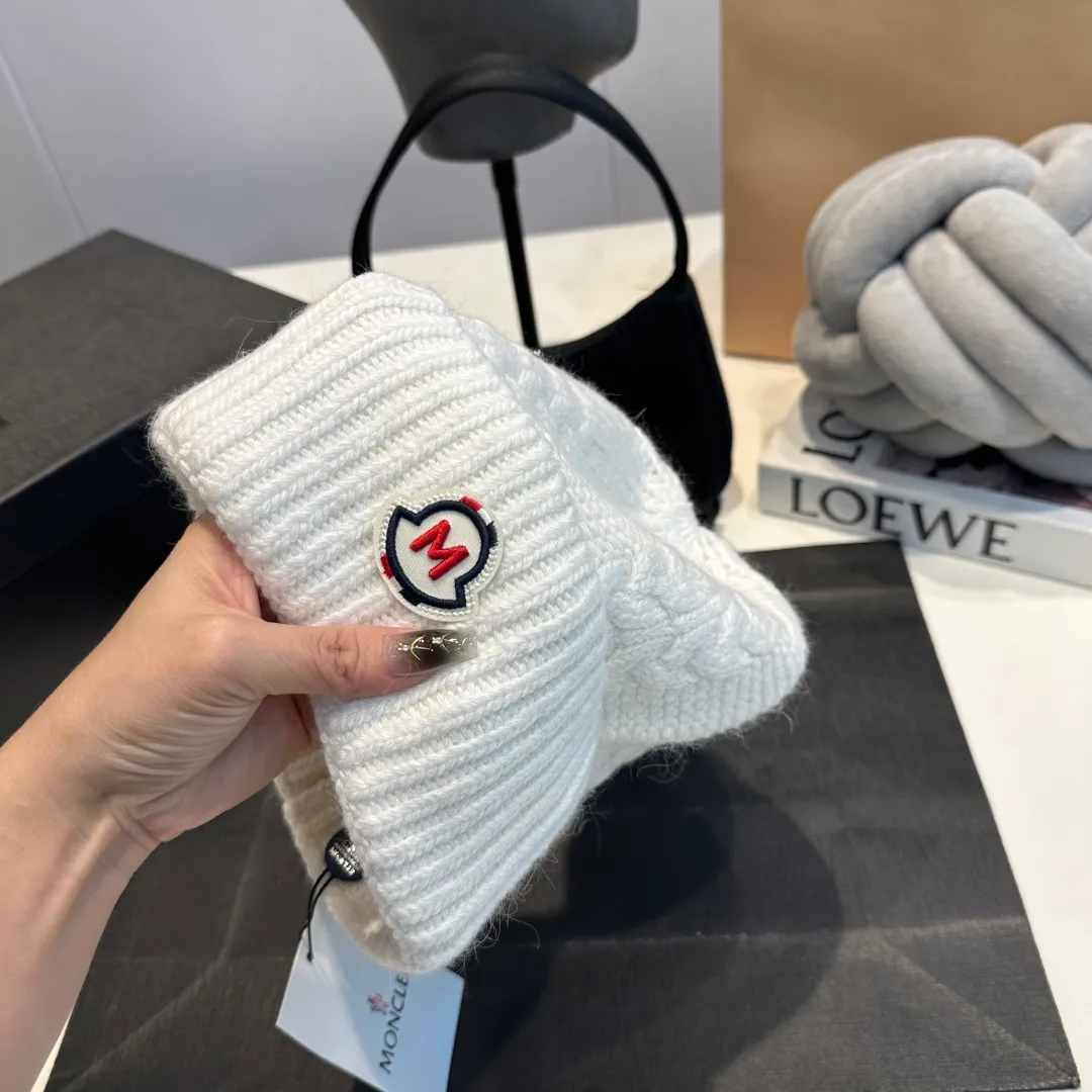 P90 high version Moncler Moncler 💥 Official website classic knitted hat, replica of the original. Very soft and skin-friendly, very elastic 💓 Textured and very versatile style ~ Warm cashmere woolen hat, one size fits all and elastic ~ Unisex, can be worn by any head size. Super quality, highly recommended