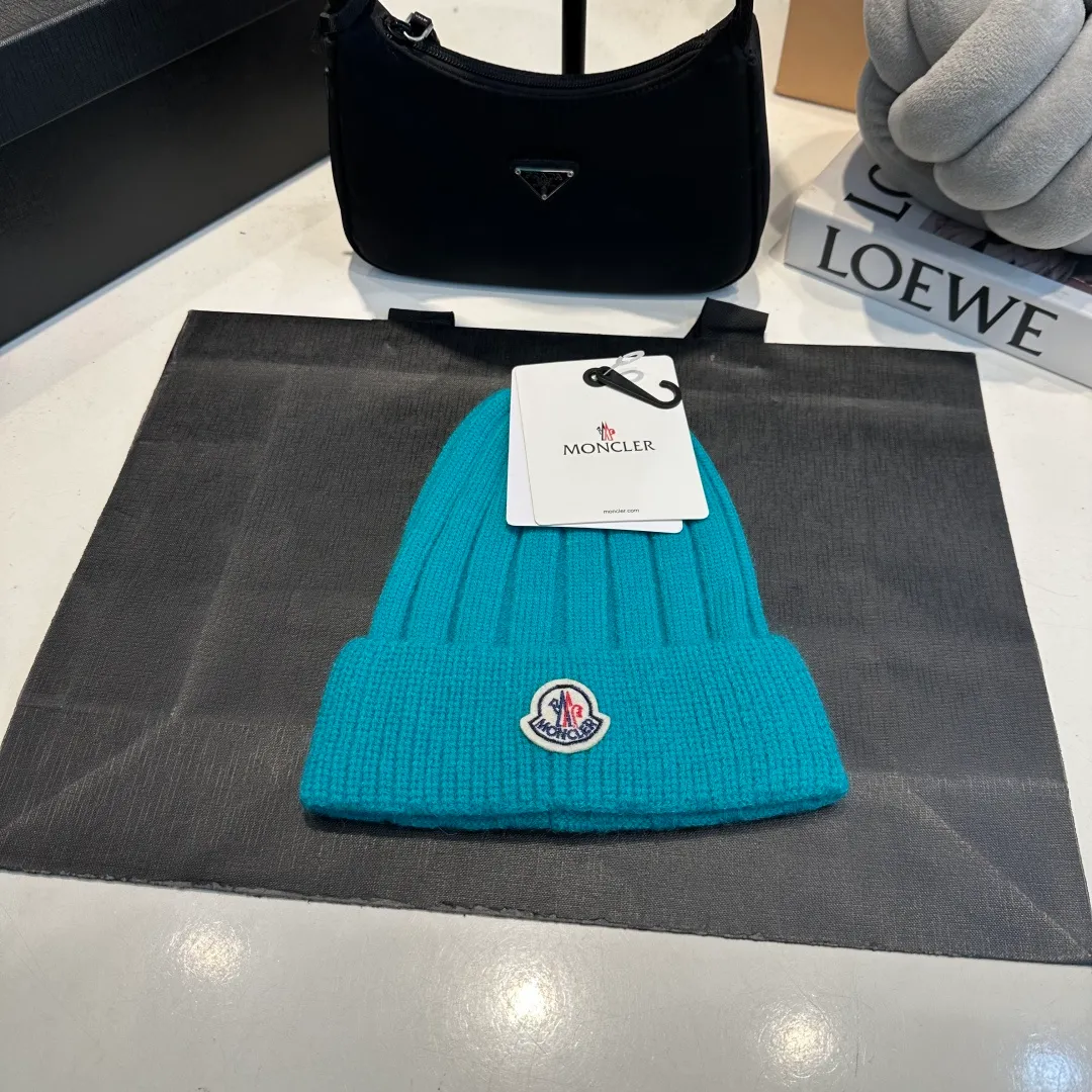 P50 Moncler 2025 early autumn and winter classic knitted hat, original replica. Very soft and skin-friendly, very elastic 💓 Textured and very versatile style ~ Warm cashmere woolen hat, one size fits all and elastic ~ Unisex, can be worn by any head circumference. Super good quality, highly recommended