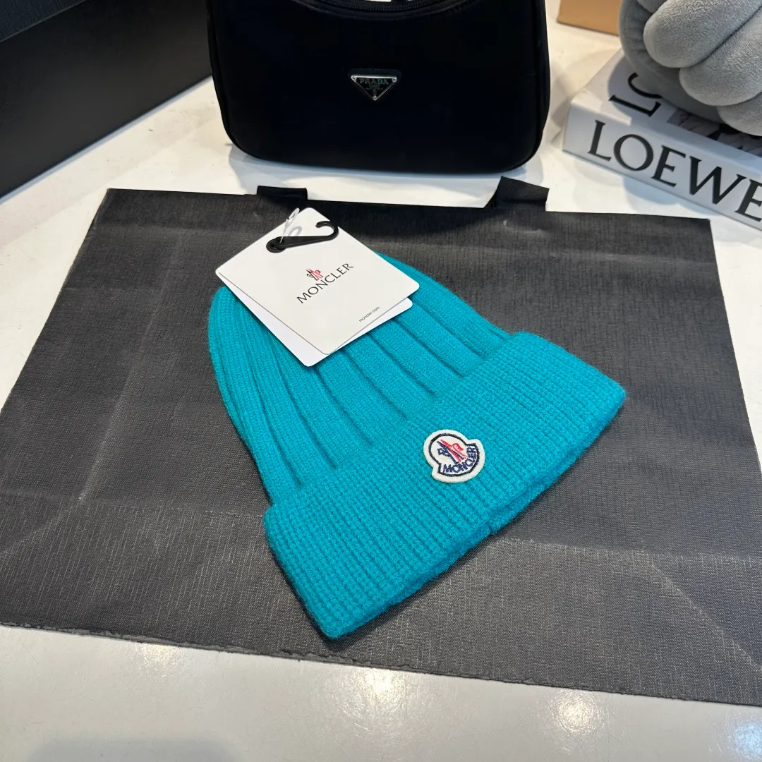 P50 Moncler 2025 early autumn and winter classic knitted hat, original replica. Very soft and skin-friendly, very elastic 💓 Textured and very versatile style ~ Warm cashmere woolen hat, one size fits all and elastic ~ Unisex, can be worn by any head circumference. Super good quality, highly recommended