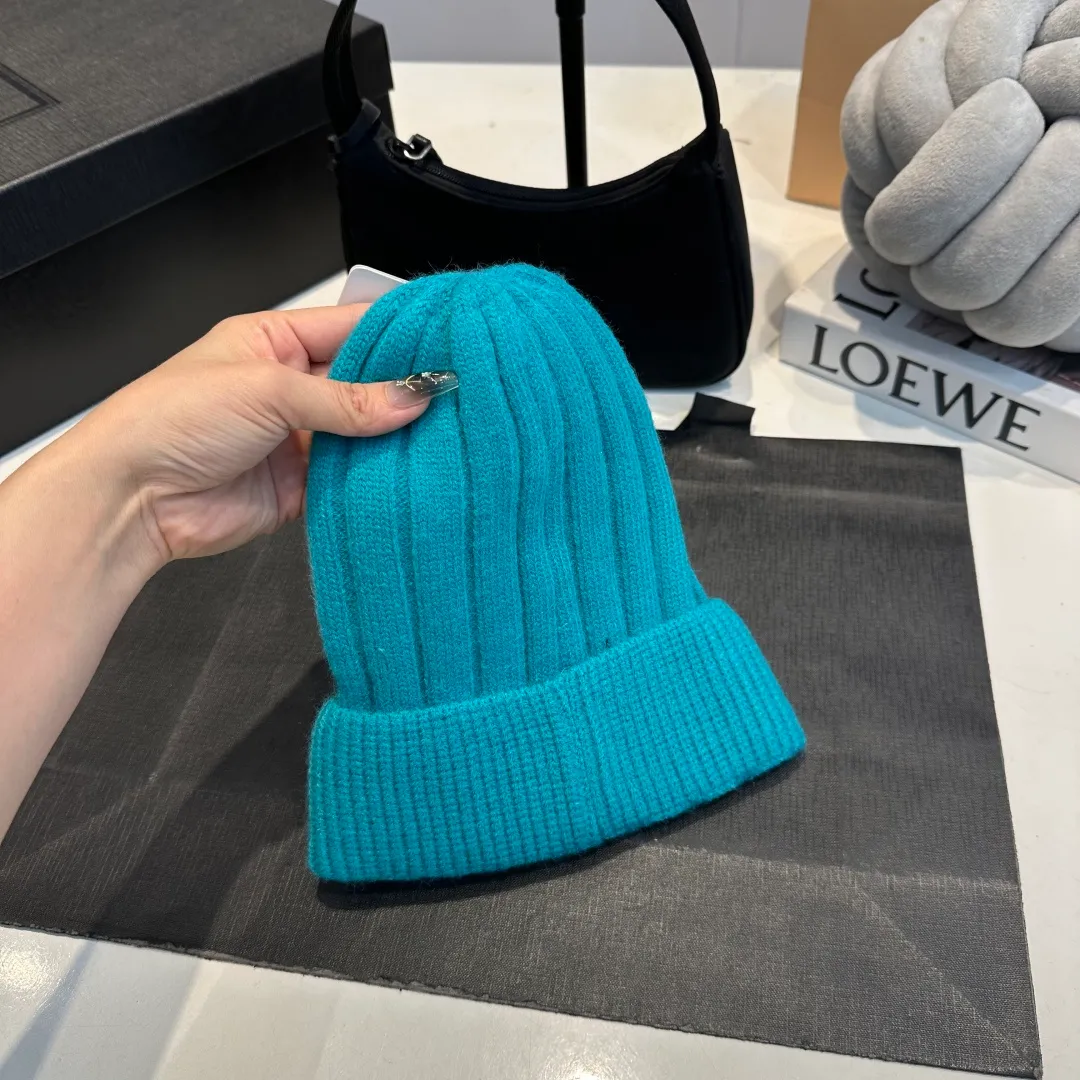P50 Moncler 2025 early autumn and winter classic knitted hat, original replica. Very soft and skin-friendly, very elastic 💓 Textured and very versatile style ~ Warm cashmere woolen hat, one size fits all and elastic ~ Unisex, can be worn by any head circumference. Super good quality, highly recommended