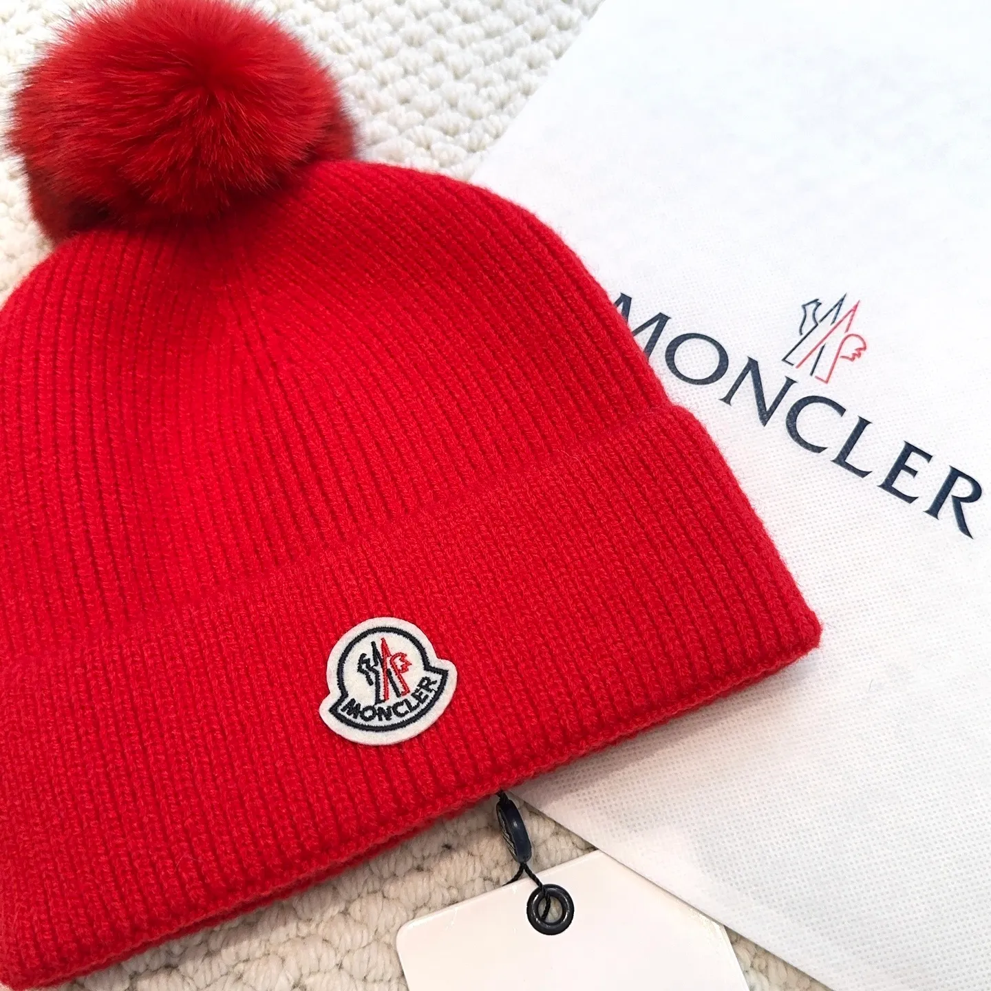 P100 with dust bag, high version Moncler Moncler 💥Official website classic knitted hat, replica of the original. Very soft and skin-friendly, very elastic 💓 Textured and very versatile style ~ Warm cashmere woolen hat, one size fits all and elastic ~ Unisex, can be worn by any head size. Super quality, highly recommended