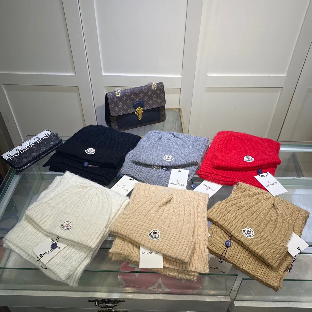 P170 MONCLER classic suit hat! Hat ➕Scarf! Cashmere and Rabbit Velvet Quality! It's warm and super comfortable~A great tool for young ladies to reduce their age in winter~This winter, all you need is a set of hats~It's warm and fashionable! Unisex model! Can be made as a couple model! Complete range of anti-counterfeiting labels and elevators! Many styles, welcome to choose!!