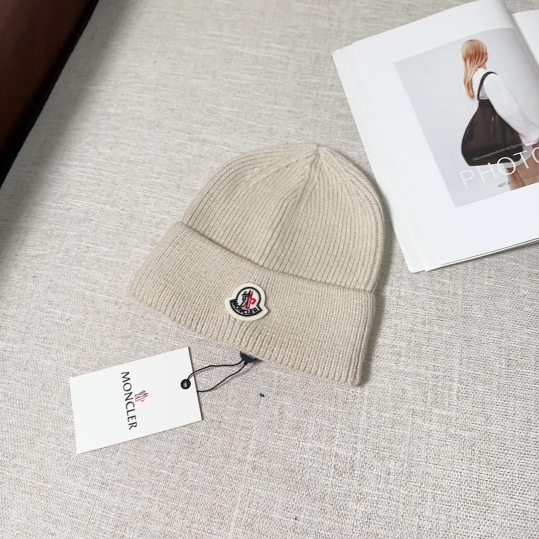 💰40 Moncler Moncler 💥Official website classic knitted hat, replica of the original. Very soft and skin-friendly, very elastic 💓 Textured and very versatile style ~ Warm cashmere woolen hat, one size fits all and elastic ~ Unisex, can be worn by any head size. Super quality, highly recommended