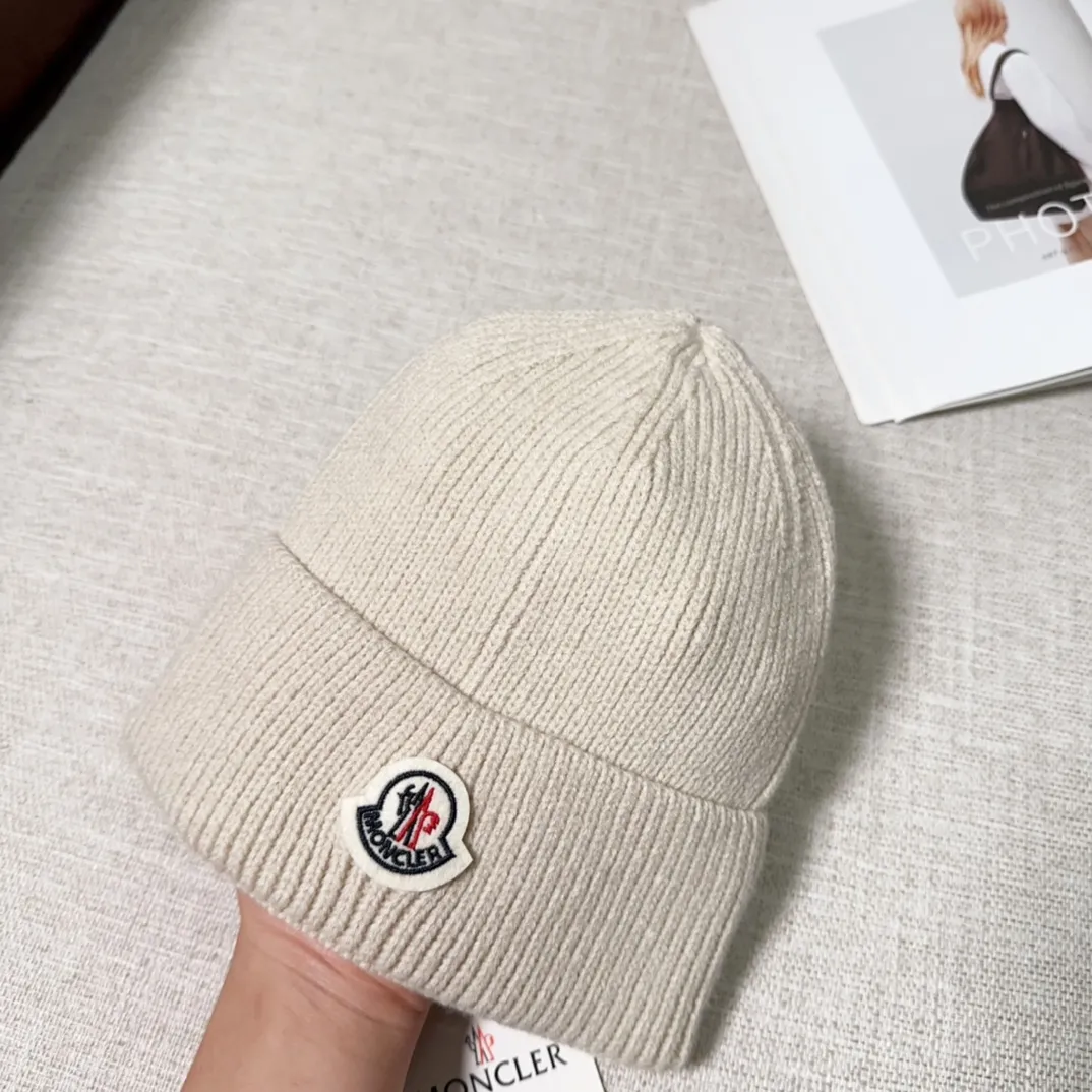 💰40 Moncler Moncler 💥Official website classic knitted hat, replica of the original. Very soft and skin-friendly, very elastic 💓 Textured and very versatile style ~ Warm cashmere woolen hat, one size fits all and elastic ~ Unisex, can be worn by any head size. Super quality, highly recommended
