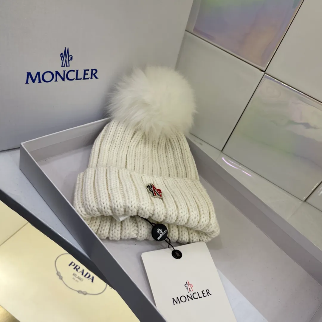 MONCLER muzzle wool hat paired with fox fur balls of the same color. Cute yet sweet. Fashionable and versatile item. Macaron color. Every color is great👍