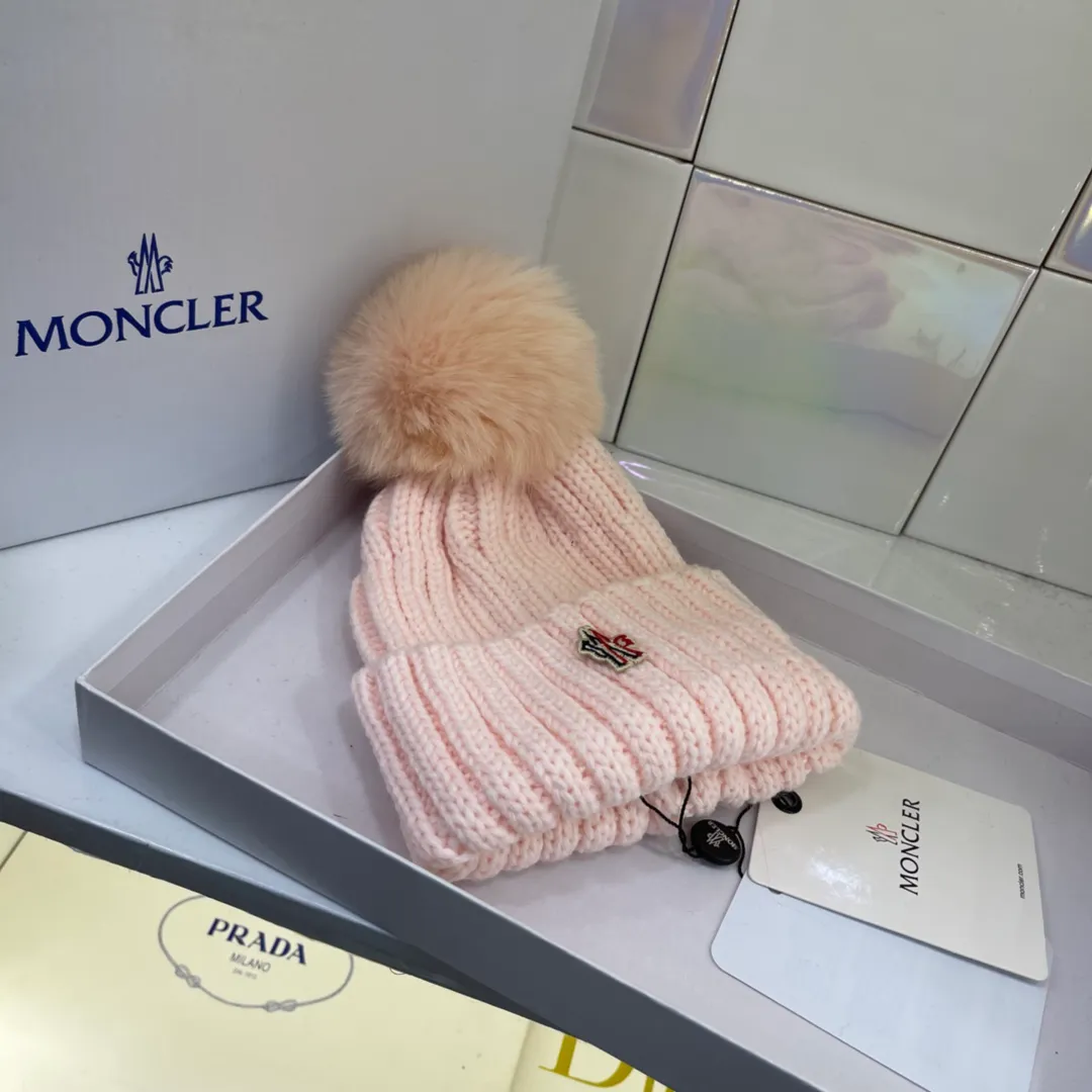 MONCLER muzzle wool hat paired with fox fur balls of the same color. Cute yet sweet. Fashionable and versatile item. Macaron color. Every color is great👍
