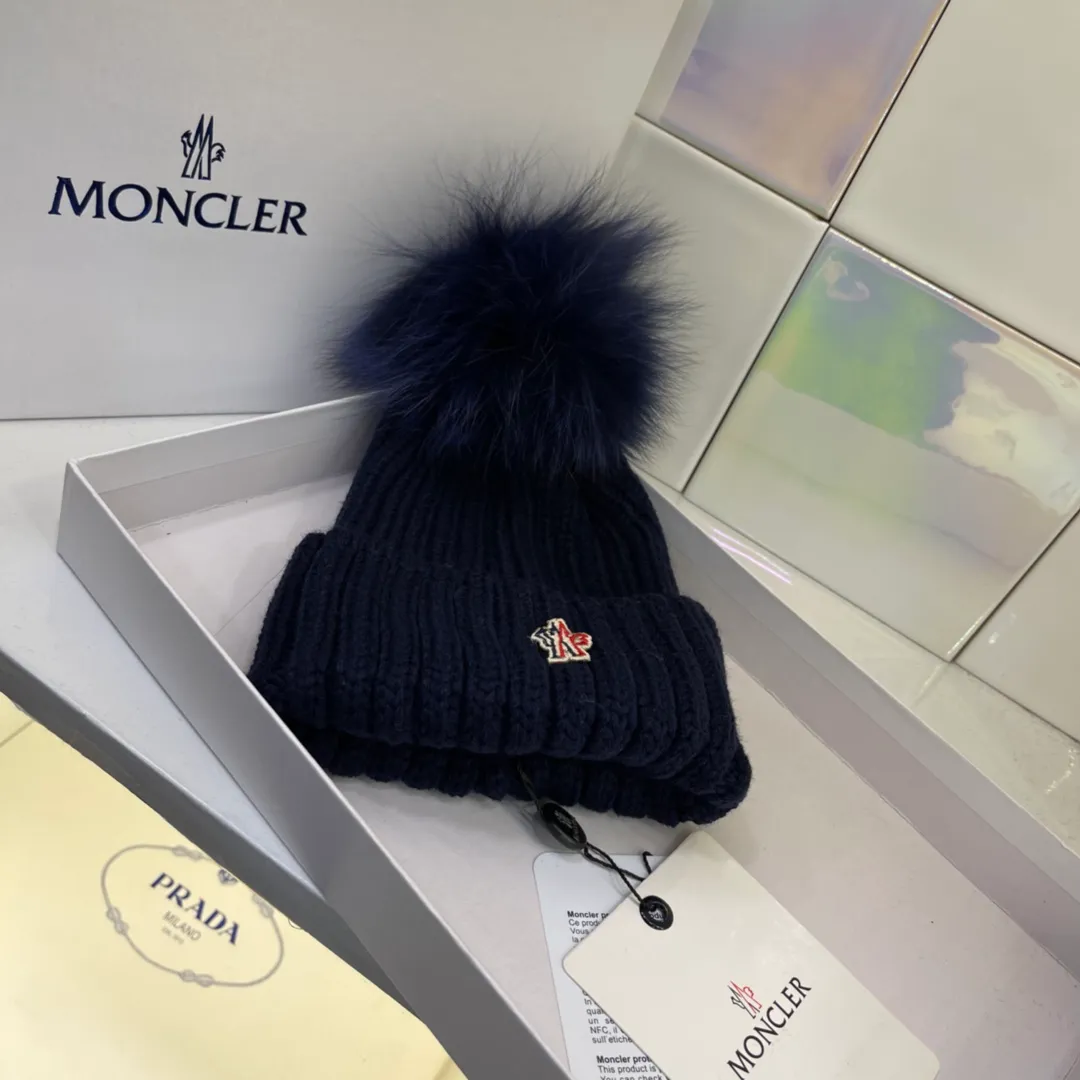 MONCLER muzzle wool hat paired with fox fur balls of the same color. Cute yet sweet. Fashionable and versatile item. Macaron color. Every color is great👍