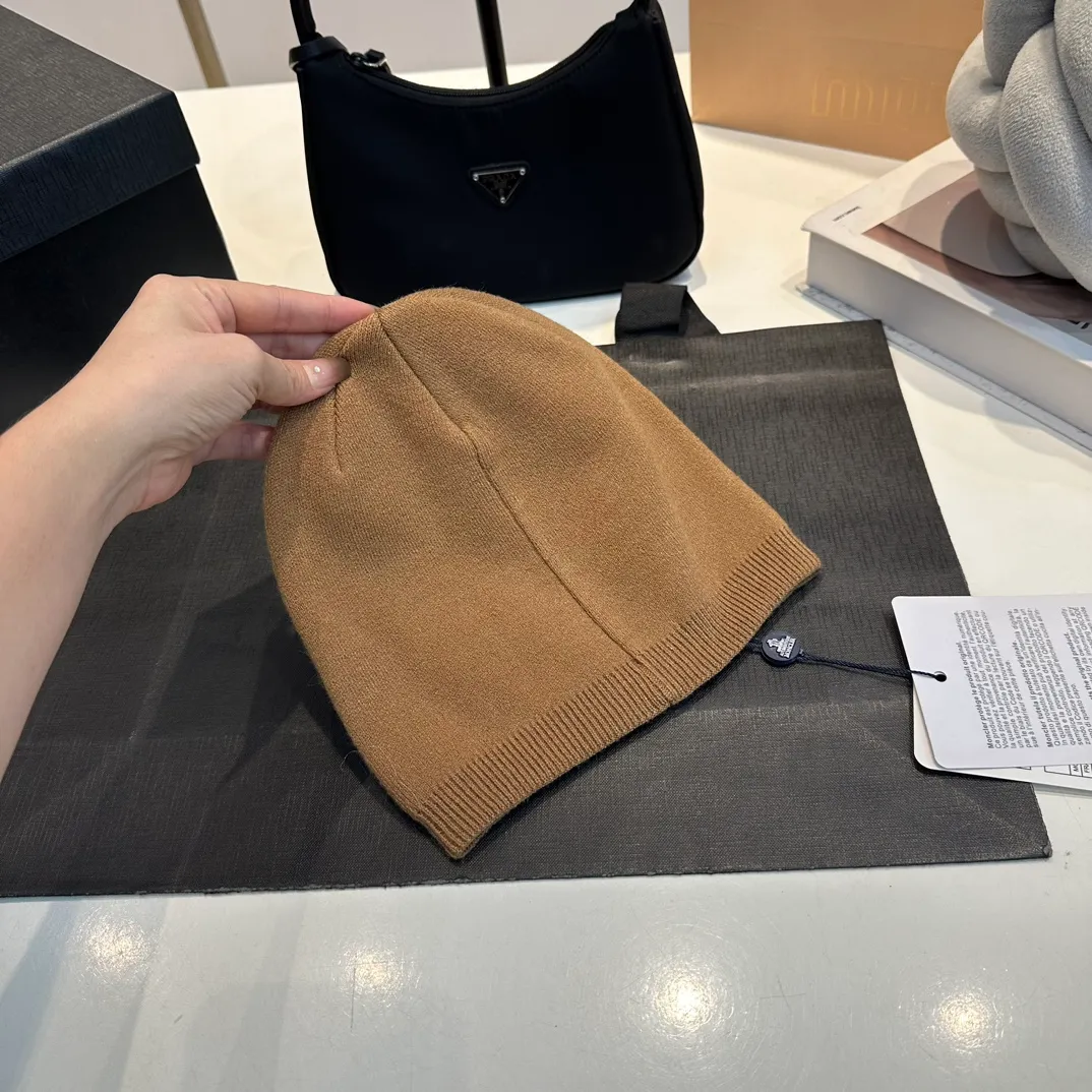 P50 Moncler 💥 Official website classic knitted hat, replica of the original. Very soft and skin-friendly, very elastic 💓 Textured and very versatile style ~ Warm cashmere woolen hat, one size fits all and elastic ~ Unisex, can be worn by any head size. Super quality, highly recommended