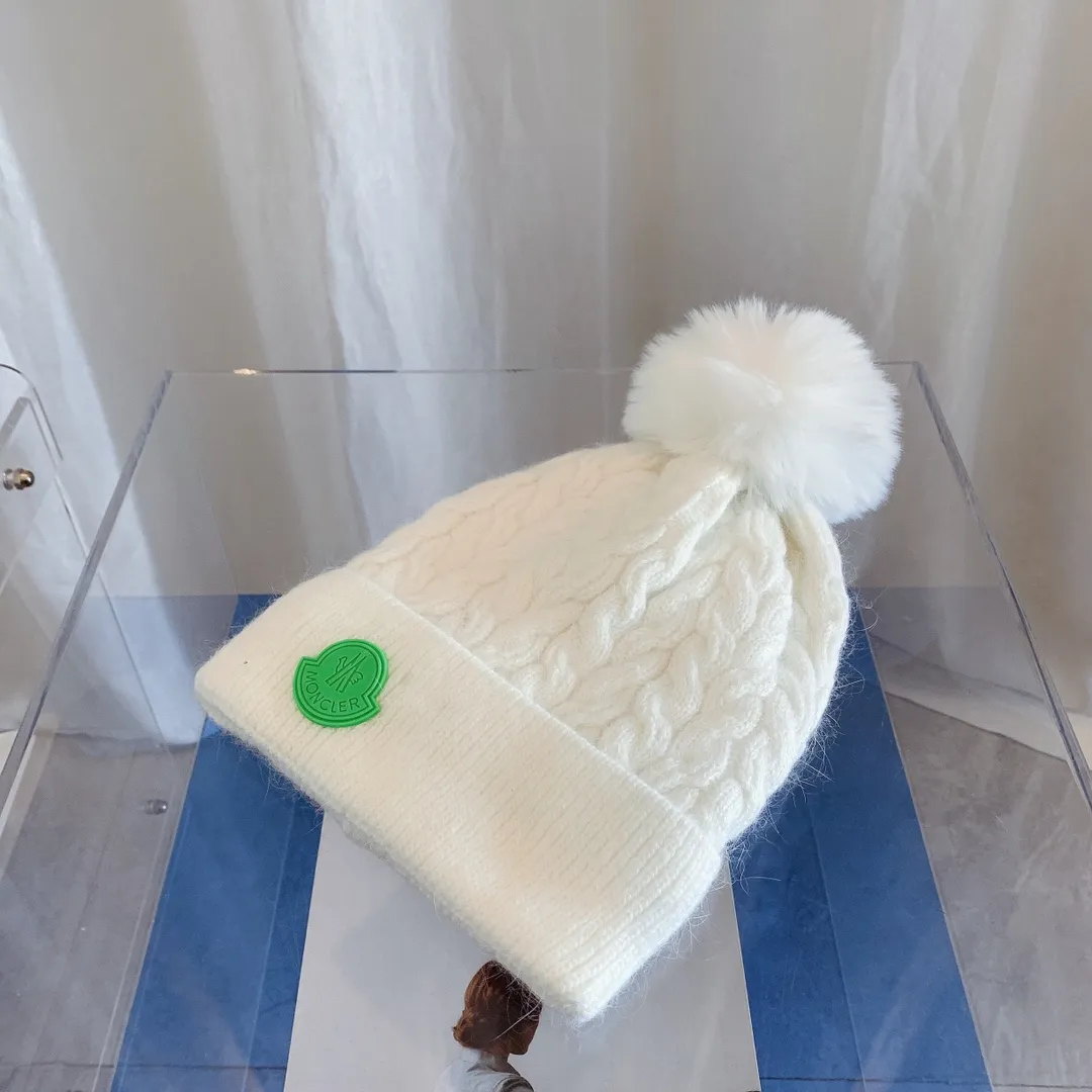 P70, the latest knitted hat from Moncler's official website, a replica of the original one from the official website. Very soft and skin-friendly, very elastic. It has texture and is very versatile. It is a cashmere woolen hat with velvet inside to keep warm. One size fits all and elastic. It is unisex and can be worn by any head size. Really recommended.