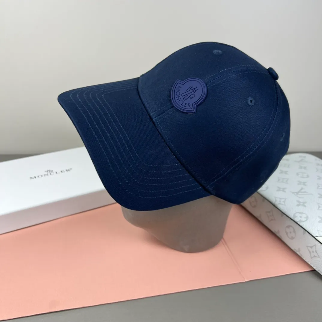 P52 comes with dust bag and MONCLER mouth covering🎩Good quality, high-end and stylish, super popular💖The texture is great, it’s great to match when out on the street! Fashion trends! A must-have item for going out, the same style for men and women, get it now!