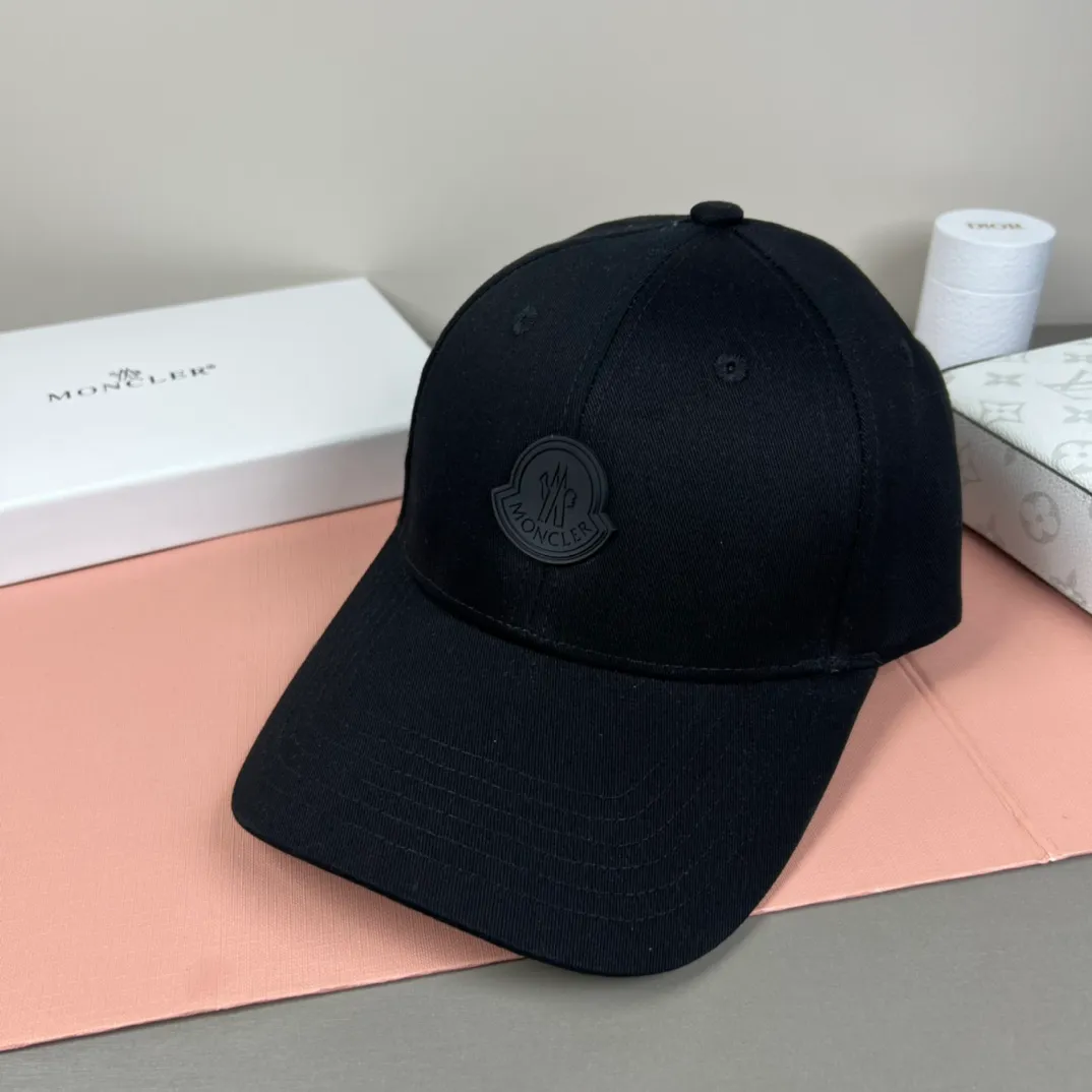 P52 comes with dust bag and MONCLER mouth covering🎩Good quality, high-end and stylish, super popular💖The texture is great, it’s great to match when out on the street! Fashion trends! A must-have item for going out, the same style for men and women, get it now!