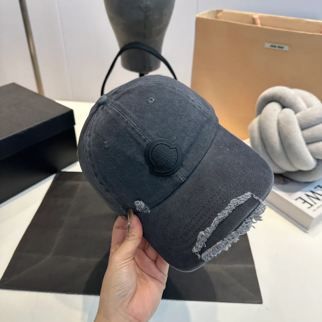 P60 MONCLER autumn and winter ripped baseball cap, suitable for young and fashionable people. It has a strong visual effect, good-looking and high-quality!