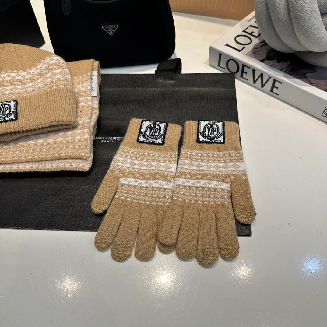 P170 Moncler Moncler 💥 Mouth three-piece set, gloves, hat, scarf, original replica. Very soft and skin-friendly, very elastic 💓 Textured and very versatile style ~ Warm, one-size-fits-all and elastic ~ Unisex, can be worn by any head size. Super quality, highly recommended
