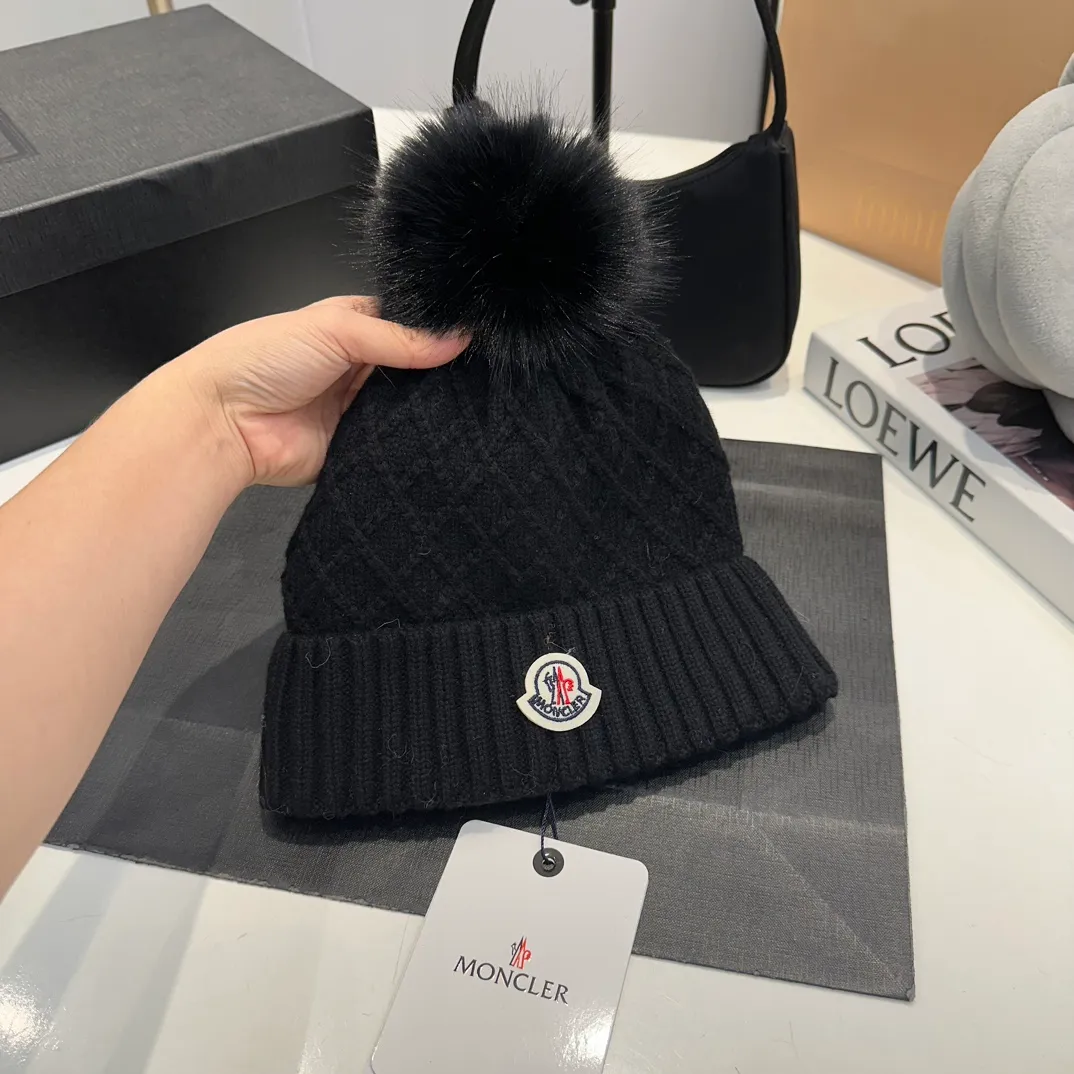 P78 Moncler👒high-end genuine exclusive style, hemp flower knitted hat, made of selected wool, skin-friendly and super soft‼ ️Paired with fox fur balls, it is very age-reducing‼ ️Complete trademark hangtags