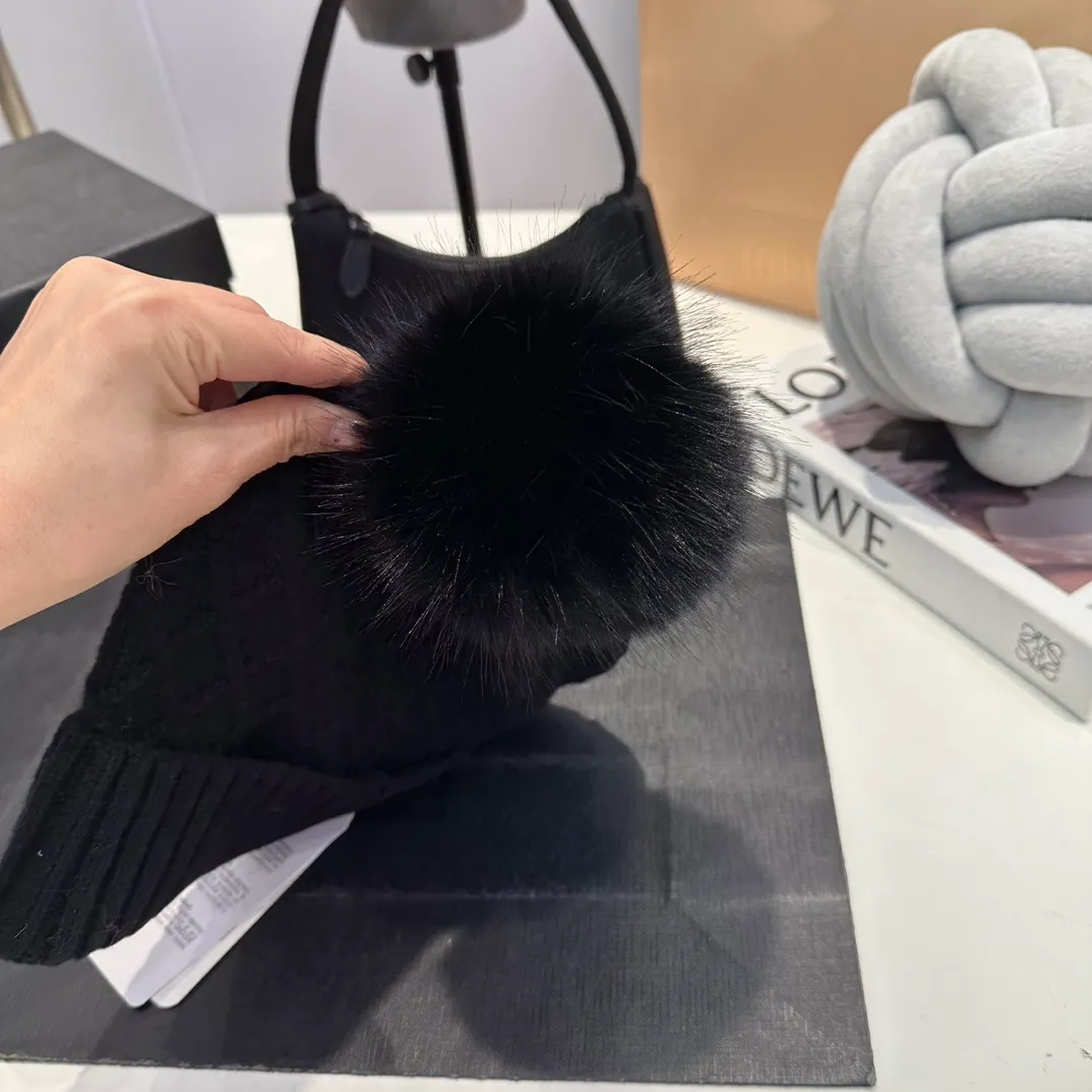P78 Moncler👒high-end genuine exclusive style, hemp flower knitted hat, made of selected wool, skin-friendly and super soft‼ ️Paired with fox fur balls, it is very age-reducing‼ ️Complete trademark hangtags