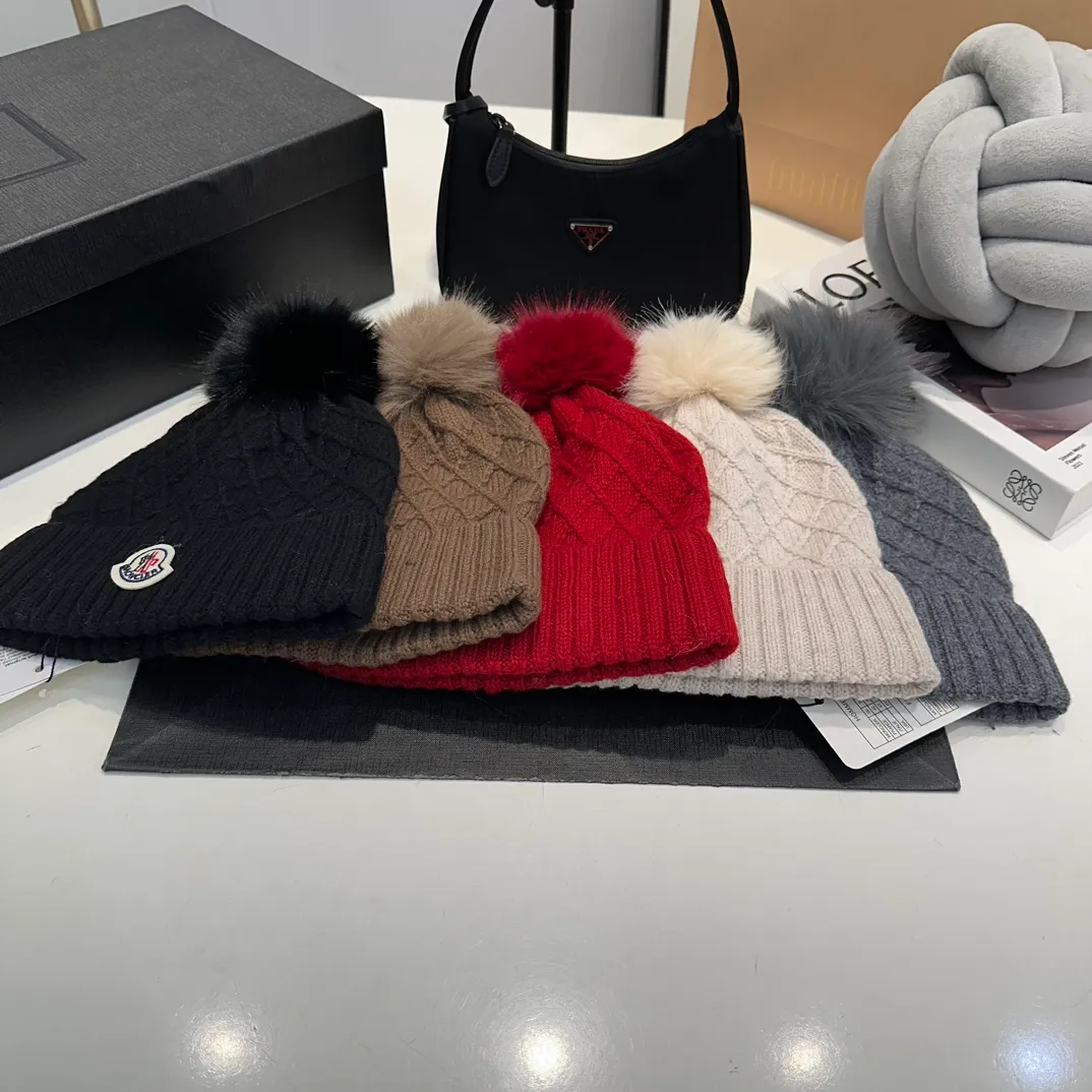P78 Moncler👒high-end genuine exclusive style, hemp flower knitted hat, made of selected wool, skin-friendly and super soft‼ ️Paired with fox fur balls, it is very age-reducing‼ ️Complete trademark hangtags
