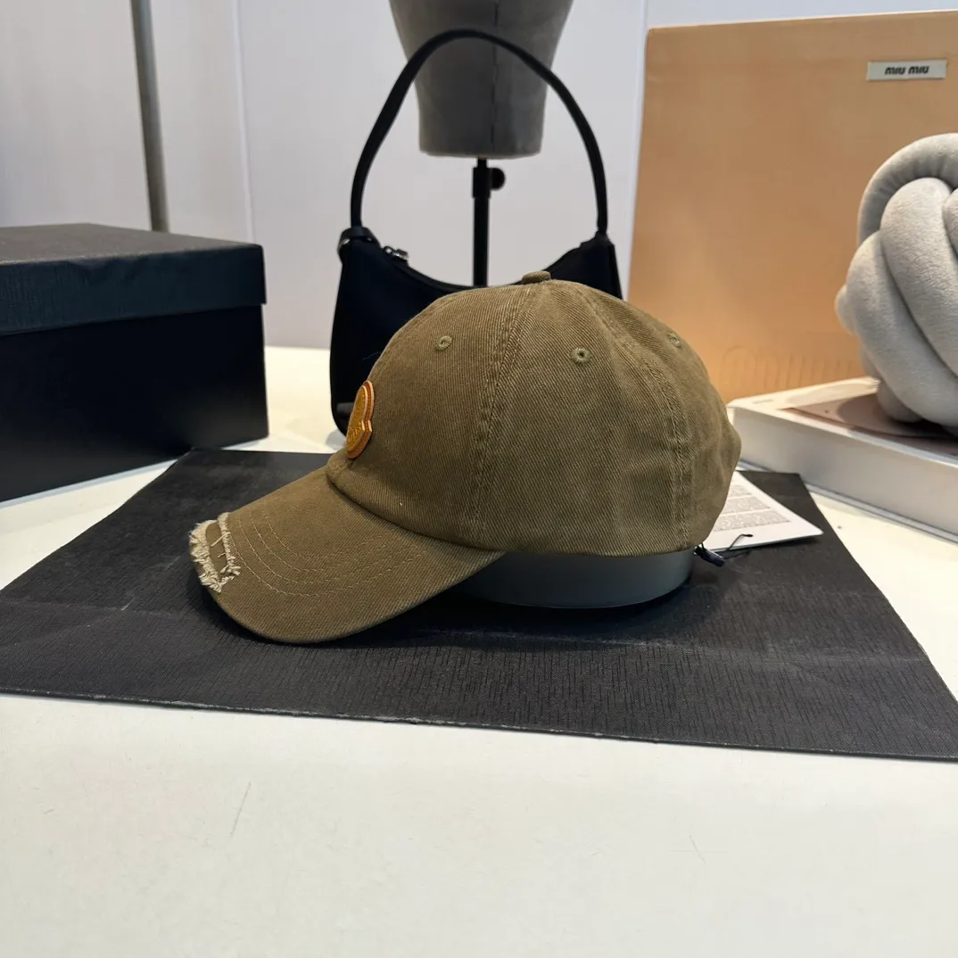 P60 MONCLER autumn and winter ripped baseball cap, suitable for young and fashionable people. It has a strong visual effect, good-looking and high-quality!