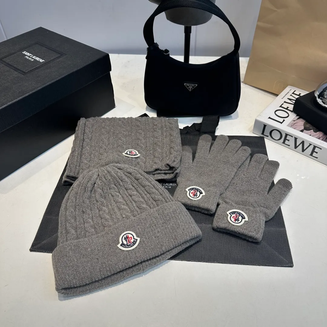 p140 Moncler muzzle suit hat + gloves + scarf autumn and winter style knitted beanie. This must be a minimalist favorite. It is clean, neat, fashionable and versatile, and will never be picky about your face shape! A fashionable classic that lasts forever! Both men and women are welcome