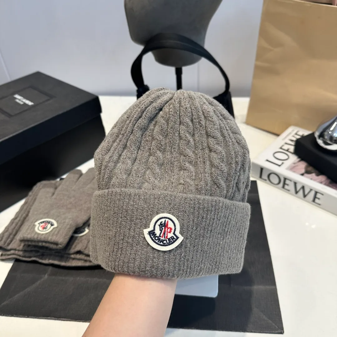 p140 Moncler muzzle suit hat + gloves + scarf autumn and winter style knitted beanie. This must be a minimalist favorite. It is clean, neat, fashionable and versatile, and will never be picky about your face shape! A fashionable classic that lasts forever! Both men and women are welcome