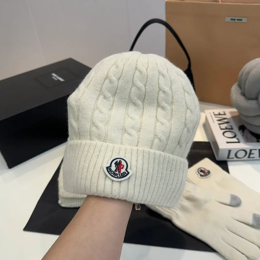 P180 Moncler autumn and winter counter model knitted beanie + scarf + gloves three-piece set, classic pattern, warm and fashionable! Fashionable and popular 🌸First-class texture, pure wool
