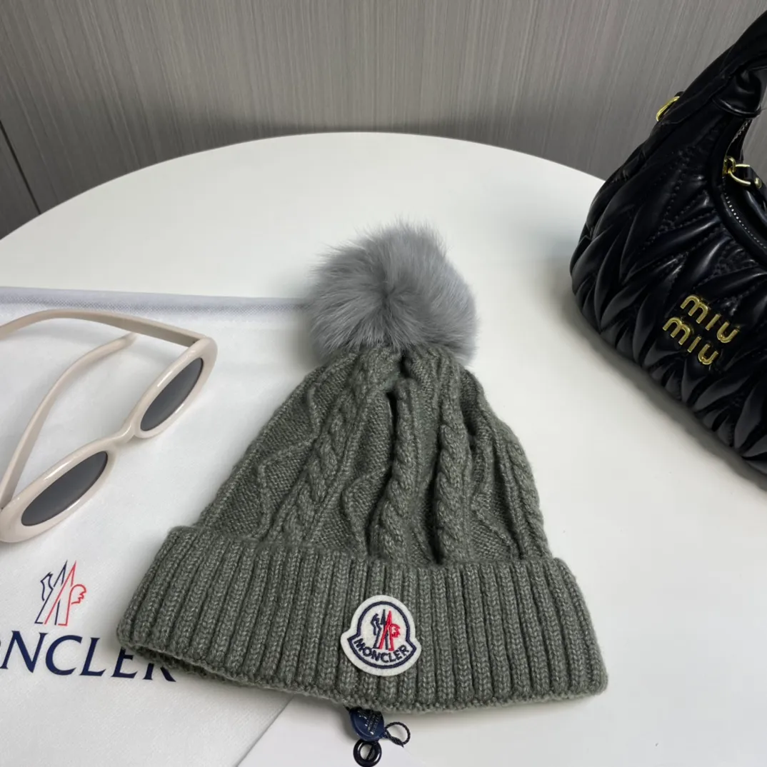 P90 with dust bag Moncler👒Classic original single-mouthed knitted wool hat, made of selected wool fabrics with ultra-high wool content‼ ️It feels super soft and has excellent elasticity. The rabbit fur ball is high-end, age-reducing and super warm!