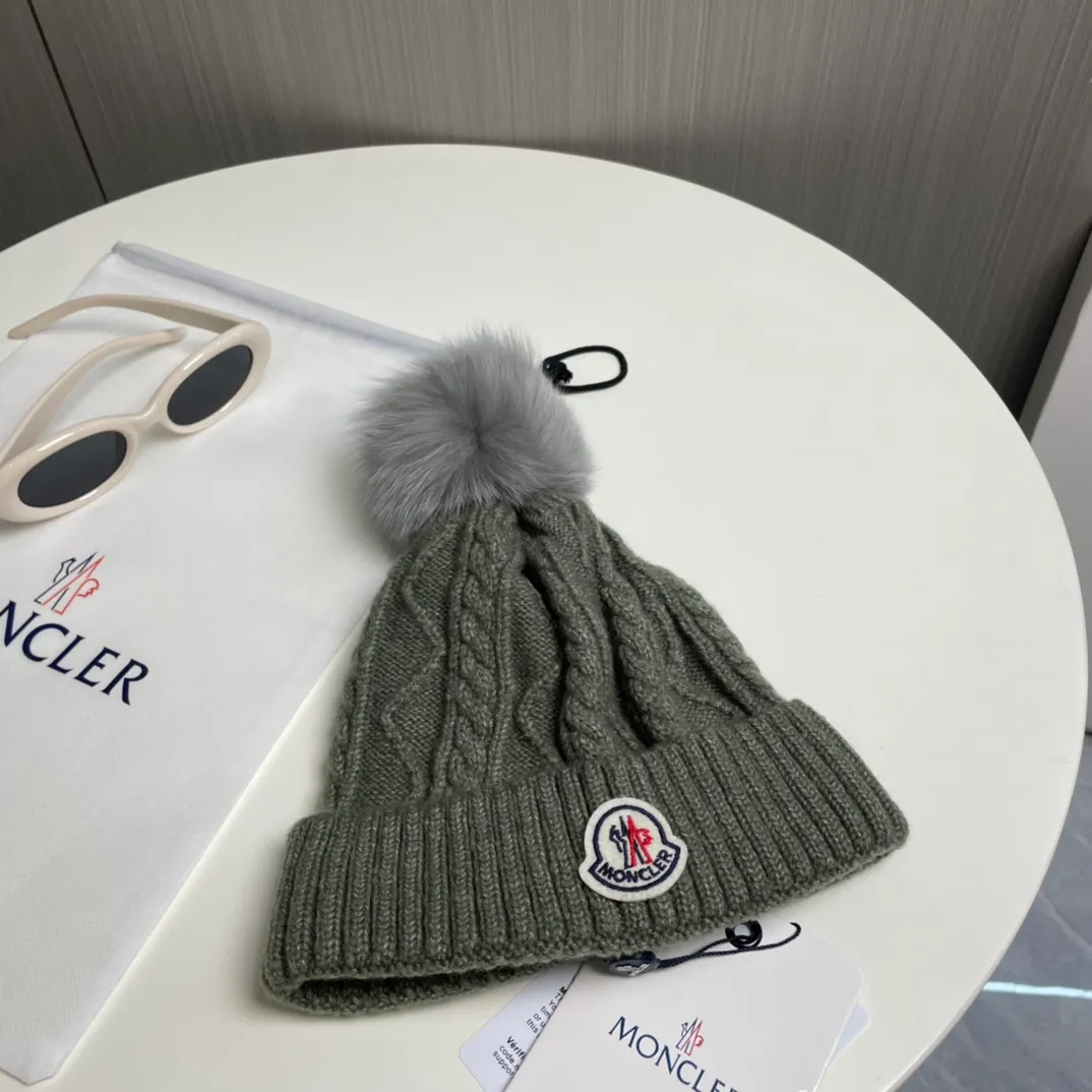 P90 with dust bag Moncler👒Classic original single-mouthed knitted wool hat, made of selected wool fabrics with ultra-high wool content‼ ️It feels super soft and has excellent elasticity. The rabbit fur ball is high-end, age-reducing and super warm!
