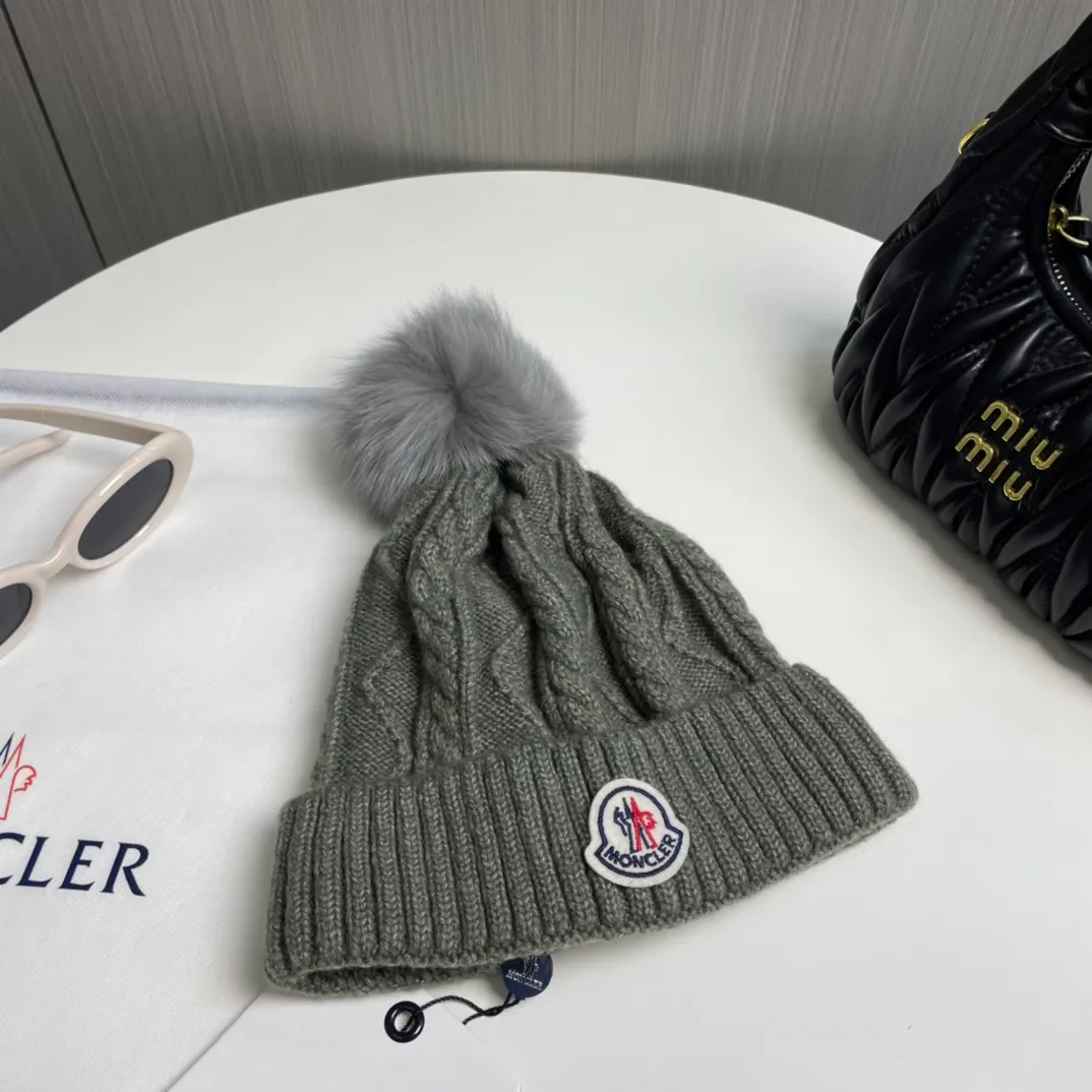 P90 with dust bag Moncler👒Classic original single-mouthed knitted wool hat, made of selected wool fabrics with ultra-high wool content‼ ️It feels super soft and has excellent elasticity. The rabbit fur ball is high-end, age-reducing and super warm!