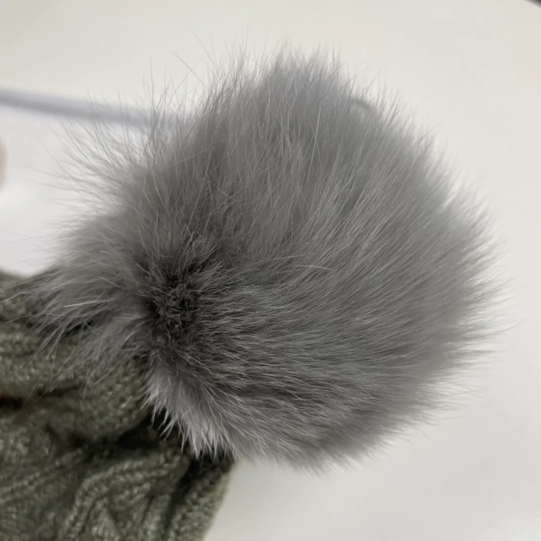 P90 with dust bag Moncler👒Classic original single-mouthed knitted wool hat, made of selected wool fabrics with ultra-high wool content‼ ️It feels super soft and has excellent elasticity. The rabbit fur ball is high-end, age-reducing and super warm!