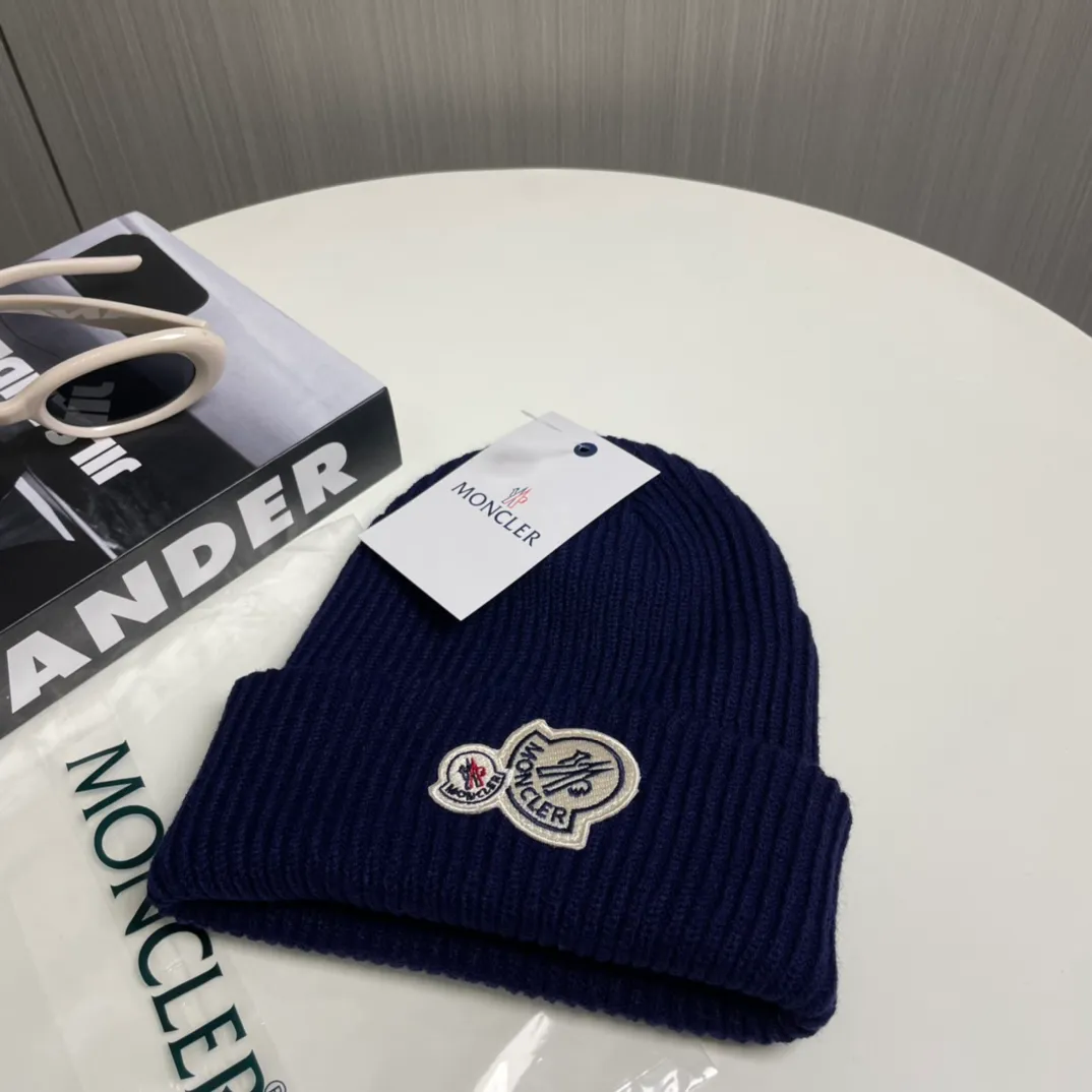 P56 comes with a dust bag for Moncler💥 Official website classic knitted hat, original replica. Very soft and skin-friendly, very elastic 💓 Textured and very versatile style ~ Warm cashmere woolen hat, one size fits all and elastic ~ Unisex, can be worn by any head size. Super quality, highly recommended