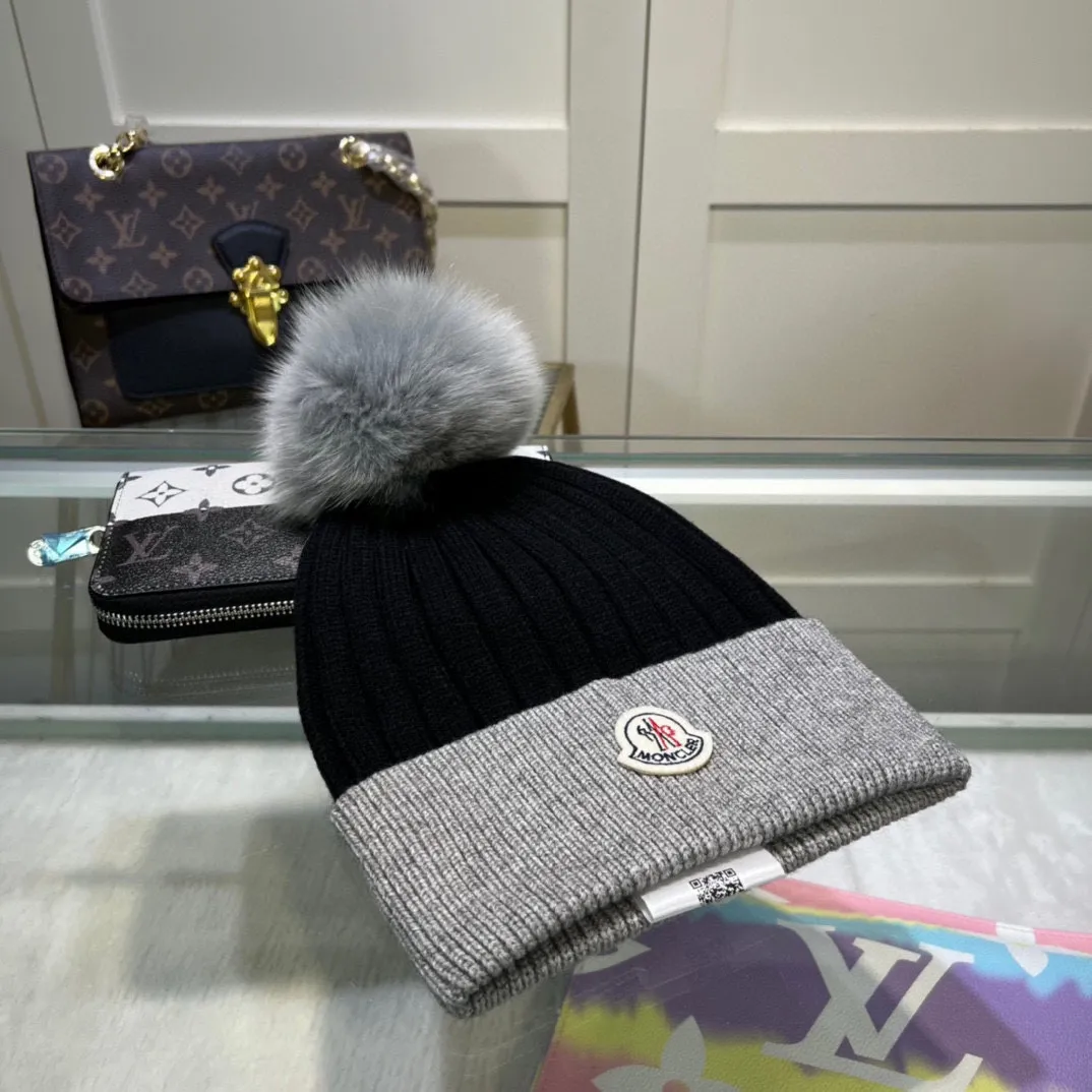 P76 comes with dust bag MONCLER Mouth Mouth 🎩 Wool knitted beanie, the ball is removable and can be matched as you like, good quality, high-end, and super soft! Super hot💖The texture is great and it’s great to match when out on the street! Fashion trends! A must-have item for winter, the same style for men and women, get it now!