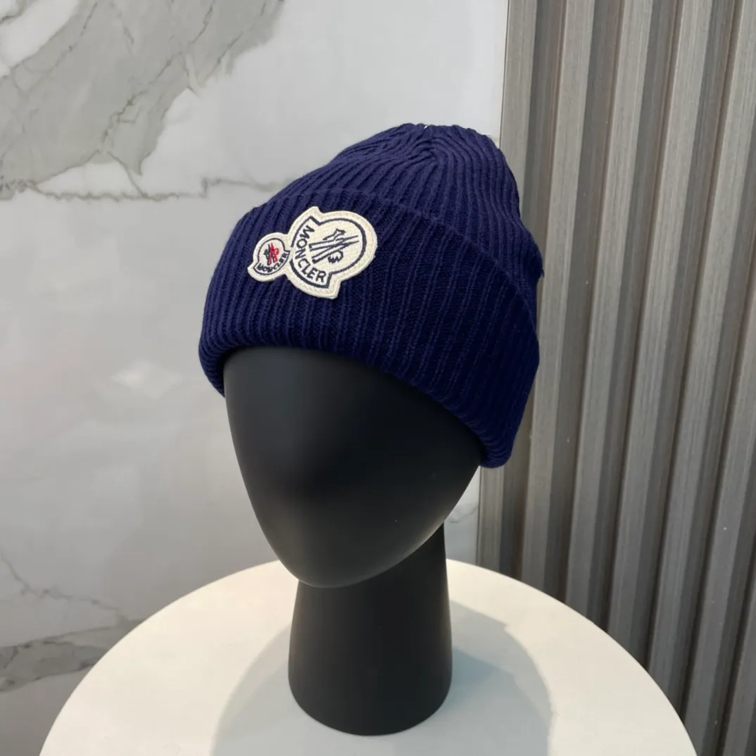 P66 comes with a dust bag for Moncler💥Official classic knitted hat, replica of the original. Very soft and skin-friendly, very elastic💓Texy and very versatile style~ Warm cashmere woolen hat, one size fits all and elastic~ Unisex, can be worn by any head size. Excellent quality, highly recommended