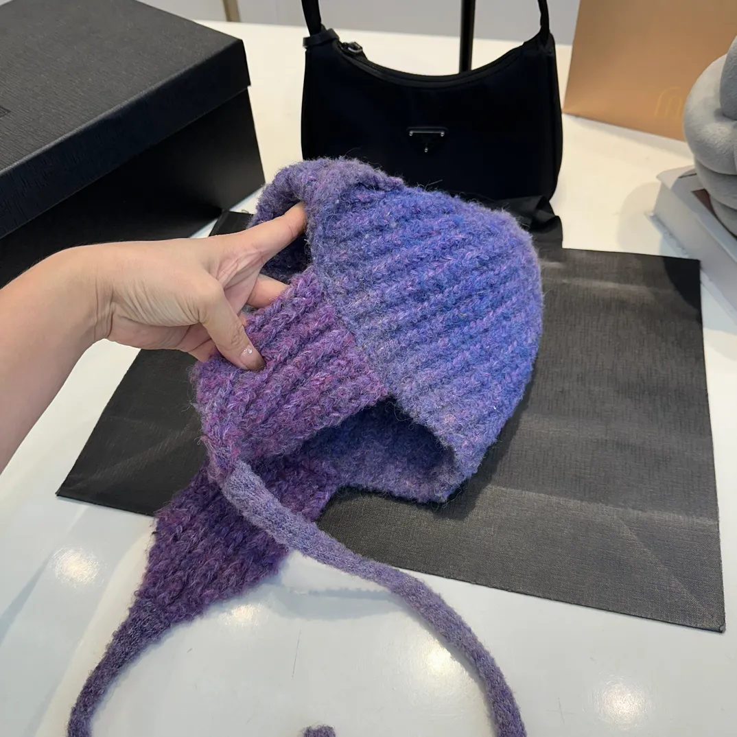 P60 Moncler 💥 New classic knitted hat, very soft and skin-friendly, very elastic 💓 Textured and very versatile style ~ Warm cashmere wool hat, one size fits all and elastic ~ Unisex, can be worn by any head size.
