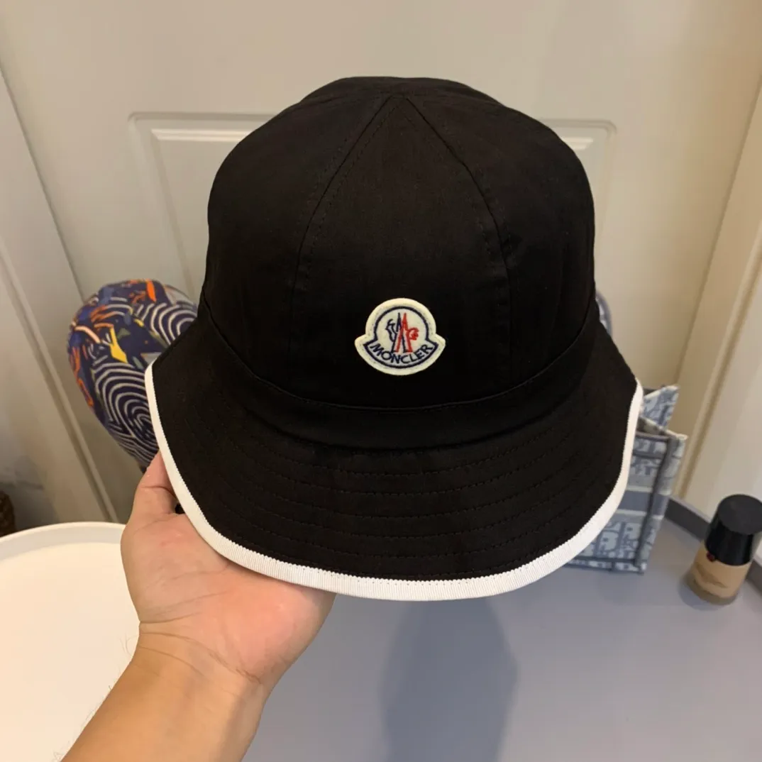P100 Moncler classic original bucket hat, classic and popular style, original canvas fabric, pure cotton lining, light and breathable! The quality is great, basic head circumference is 56,