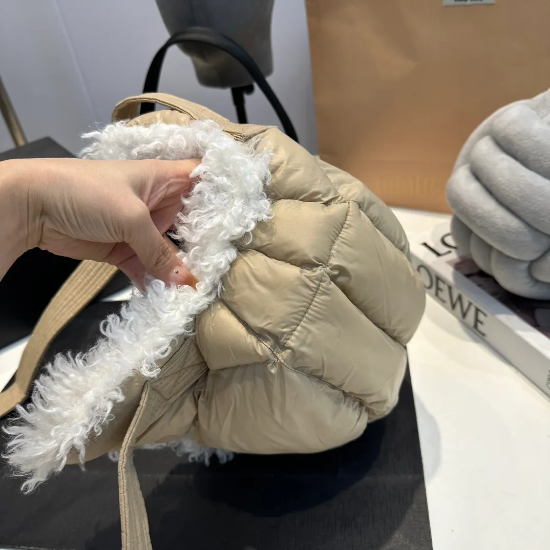 P80 Moncler Muzzle Lei Feng Hat is super warm. This teddy bear jacket is made of high-end blended lamb wool fabric. It feels really good and super soft. The plush material and goose down filling make it visually warm and full of security. This is a must-have lamb down cotton hat for autumn and winter.