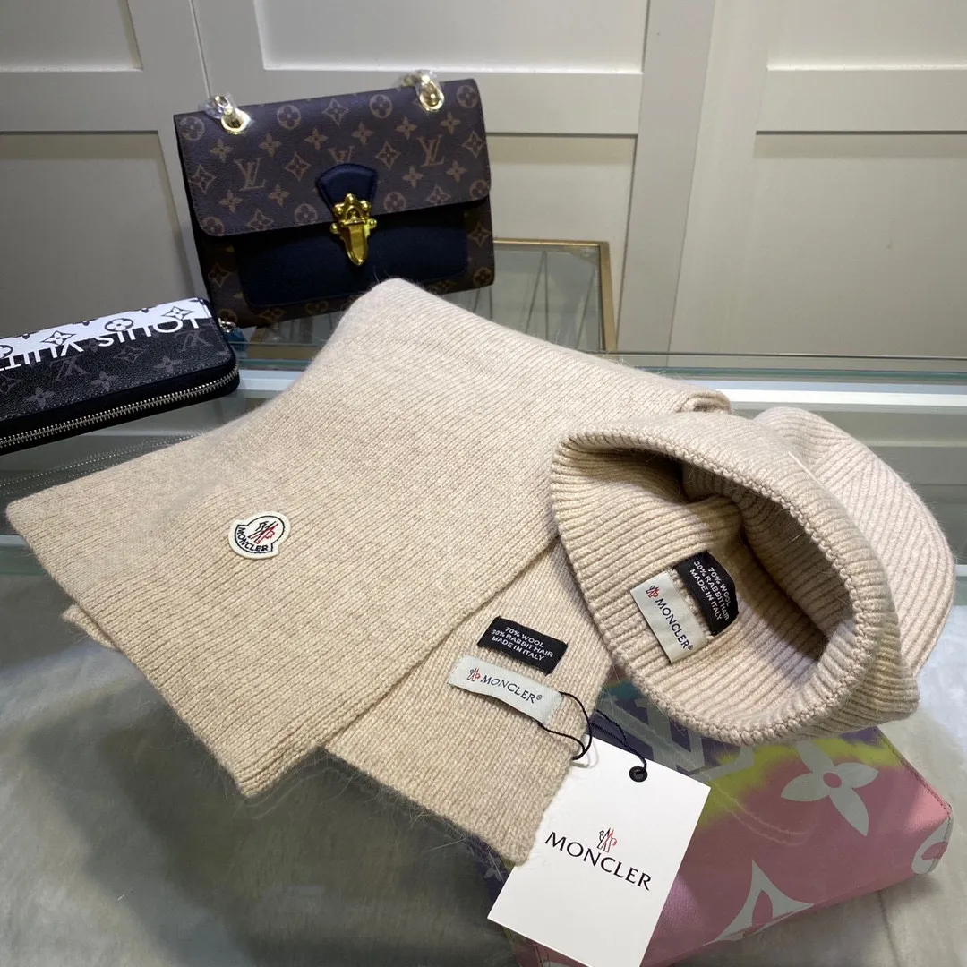 P170 MONCLER classic suit hat! Hat ➕Scarf! Cashmere and Rabbit Velvet Quality! It's warm and super comfortable~A great tool for young ladies to reduce their age in winter~This winter, all you need is a set of hats~It's warm and fashionable! Unisex model! Can be made as a couple model! Complete range of anti-counterfeiting labels and elevators! Many styles, welcome to choose!!
