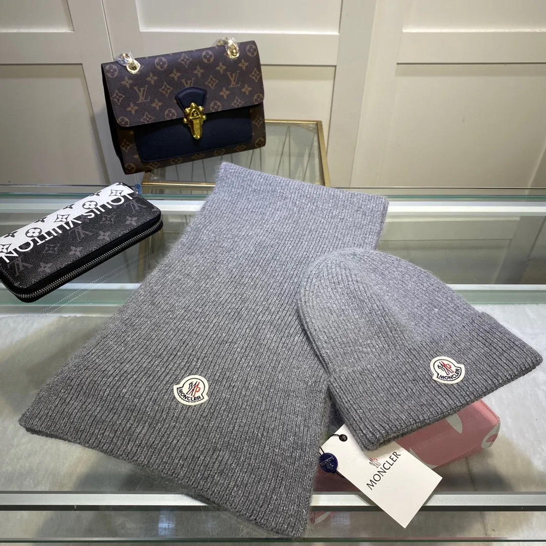 P170 MONCLER classic suit hat! Hat ➕Scarf! Cashmere and Rabbit Velvet Quality! It's warm and super comfortable~A great tool for young ladies to reduce their age in winter~This winter, all you need is a set of hats~It's warm and fashionable! Unisex model! Can be made as a couple model! Complete range of anti-counterfeiting labels and elevators! Many styles, welcome to choose!!