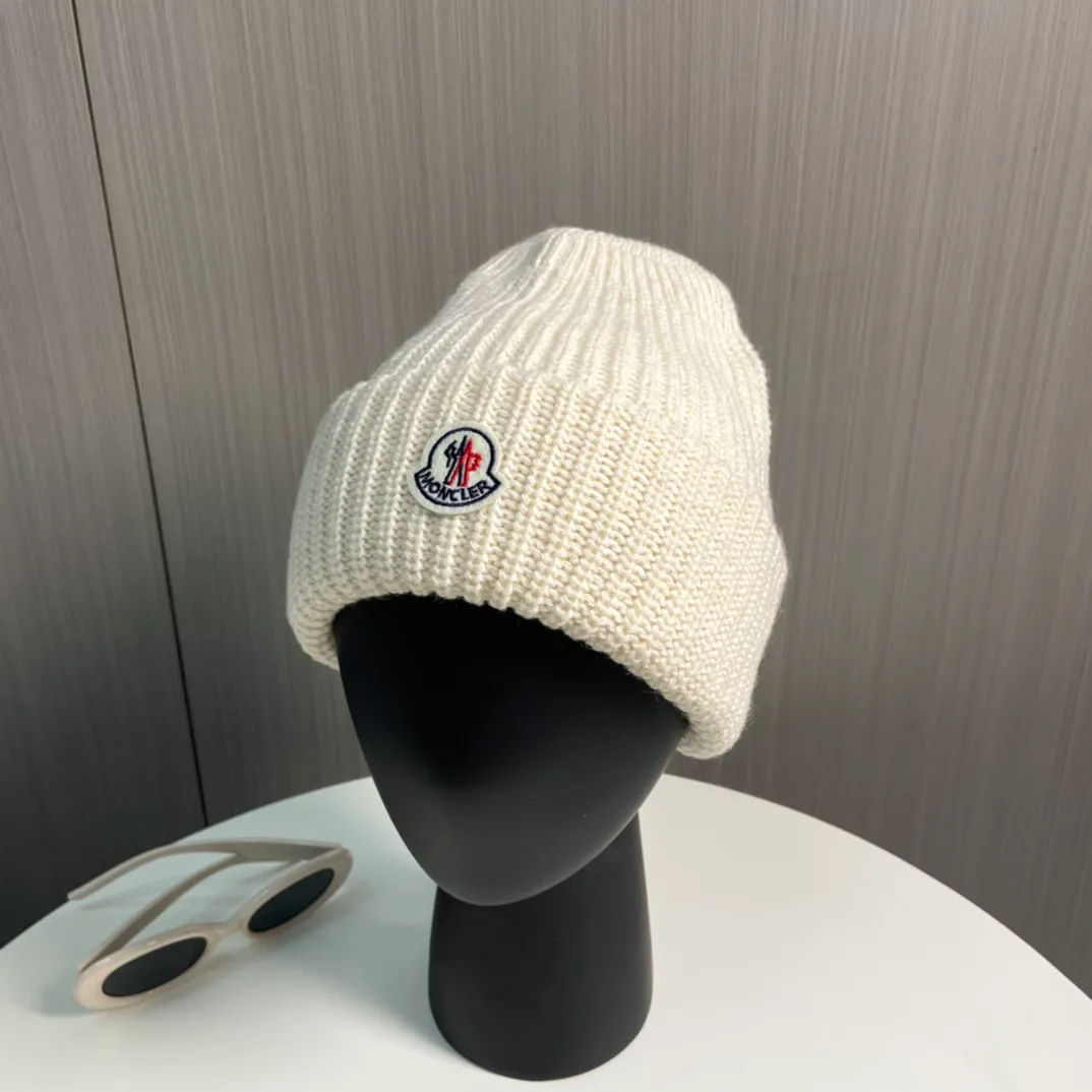 P50 Moncler Moncler 2024 early autumn and winter classic knitted hat, original replica. Very soft and skin-friendly, very elastic 💓 Textured and very versatile style ~ Warm cashmere woolen hat, one size fits all and elastic ~ Unisex, can be worn by any head size. Super quality, highly recommended