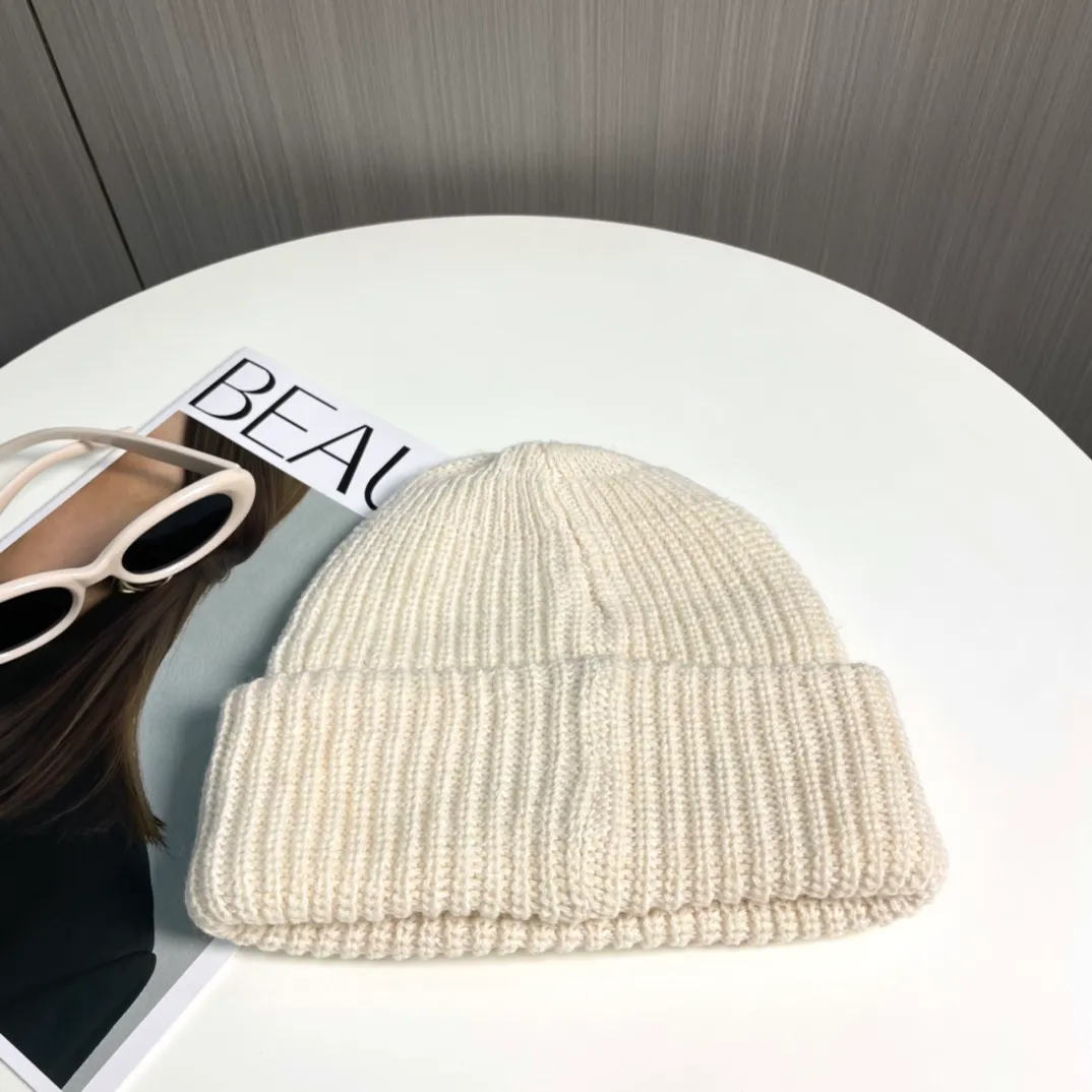 P50 Moncler Moncler 2024 early autumn and winter classic knitted hat, original replica. Very soft and skin-friendly, very elastic 💓 Textured and very versatile style ~ Warm cashmere woolen hat, one size fits all and elastic ~ Unisex, can be worn by any head size. Super quality, highly recommended