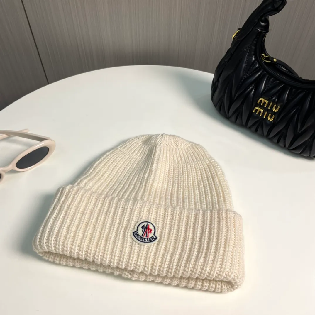 P50 Moncler Moncler 2024 early autumn and winter classic knitted hat, original replica. Very soft and skin-friendly, very elastic 💓 Textured and very versatile style ~ Warm cashmere woolen hat, one size fits all and elastic ~ Unisex, can be worn by any head size. Super quality, highly recommended