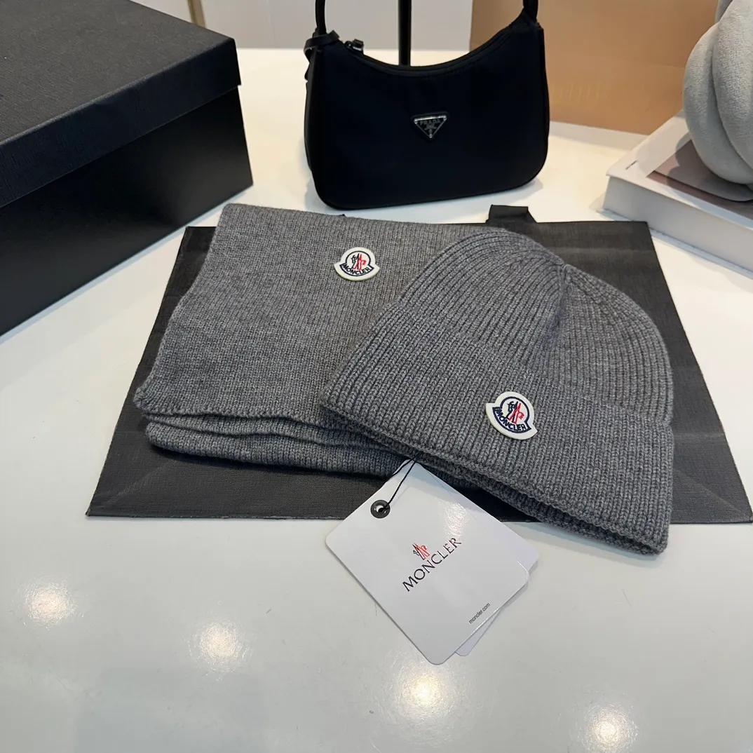 P160 Moncler muzzle suit autumn and winter style cuffed wool knitted beanie High quality customization! This must be my favorite of minimalism. It is clean, neat, fashionable and versatile, and will definitely not be picky about your face shape! A fashionable classic that lasts forever! Both men and women are welcome!