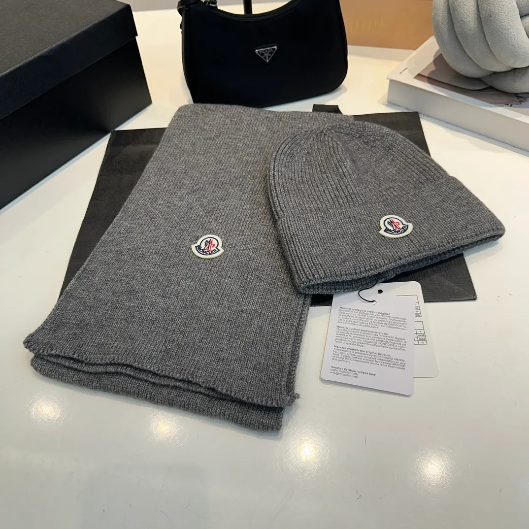 P160 Moncler muzzle suit autumn and winter style cuffed wool knitted beanie High quality customization! This must be my favorite of minimalism. It is clean, neat, fashionable and versatile, and will definitely not be picky about your face shape! A fashionable classic that lasts forever! Both men and women are welcome!