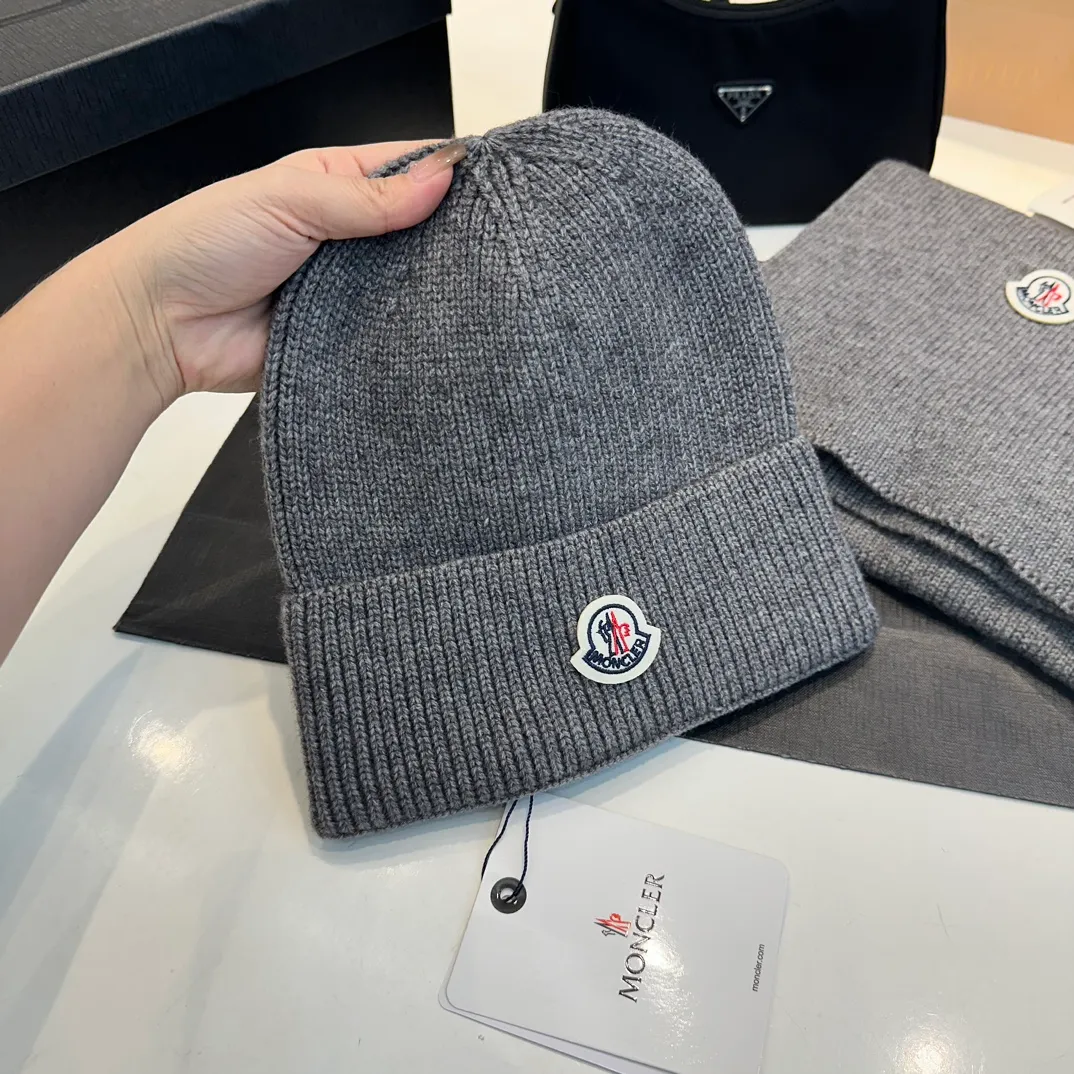 P160 Moncler muzzle suit autumn and winter style cuffed wool knitted beanie High quality customization! This must be my favorite of minimalism. It is clean, neat, fashionable and versatile, and will definitely not be picky about your face shape! A fashionable classic that lasts forever! Both men and women are welcome!