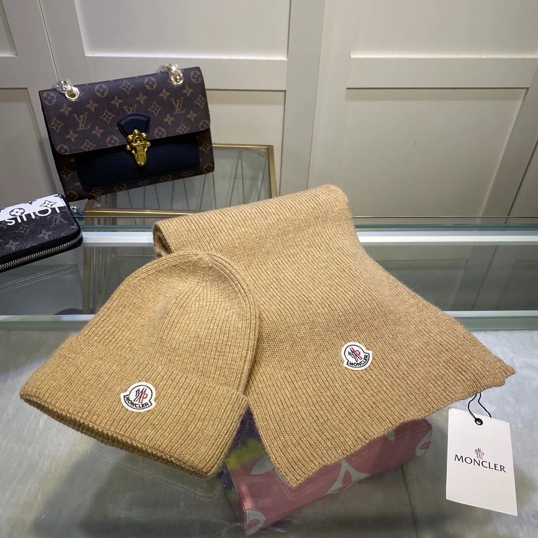P170 MONCLER classic suit hat! Hat ➕Scarf! Cashmere and Rabbit Velvet Quality! It's warm and super comfortable~A great tool for young ladies to reduce their age in winter~This winter, all you need is a set of hats~It's warm and fashionable! Unisex model! Can be made as a couple model! Complete range of anti-counterfeiting labels and elevators! Many styles, welcome to choose!!