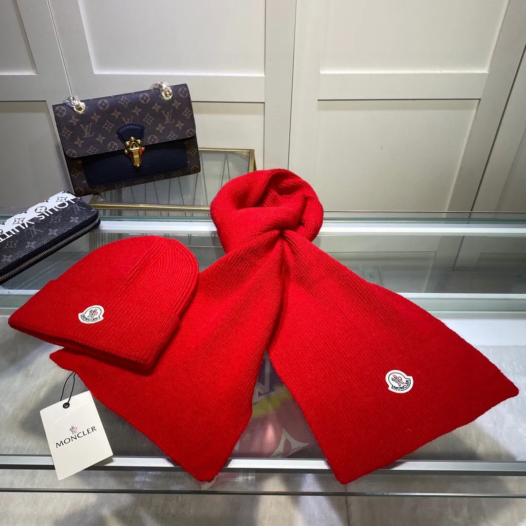 P170 MONCLER classic suit hat! Hat ➕Scarf! Cashmere and Rabbit Velvet Quality! It's warm and super comfortable~A great tool for young ladies to reduce their age in winter~This winter, all you need is a set of hats~It's warm and fashionable! Unisex model! Can be made as a couple model! Complete range of anti-counterfeiting labels and elevators! Many styles, welcome to choose!!