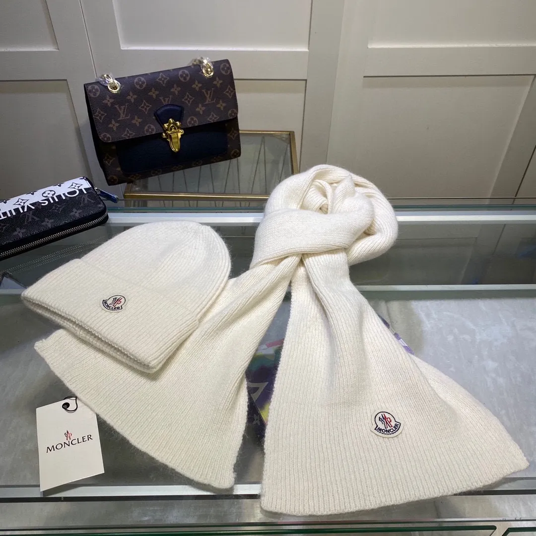 P170 MONCLER classic suit hat! Hat ➕Scarf! Cashmere and Rabbit Velvet Quality! It's warm and super comfortable~A great tool for young ladies to reduce their age in winter~This winter, all you need is a set of hats~It's warm and fashionable! Unisex model! Can be made as a couple model! Complete range of anti-counterfeiting labels and elevators! Many styles, welcome to choose!!