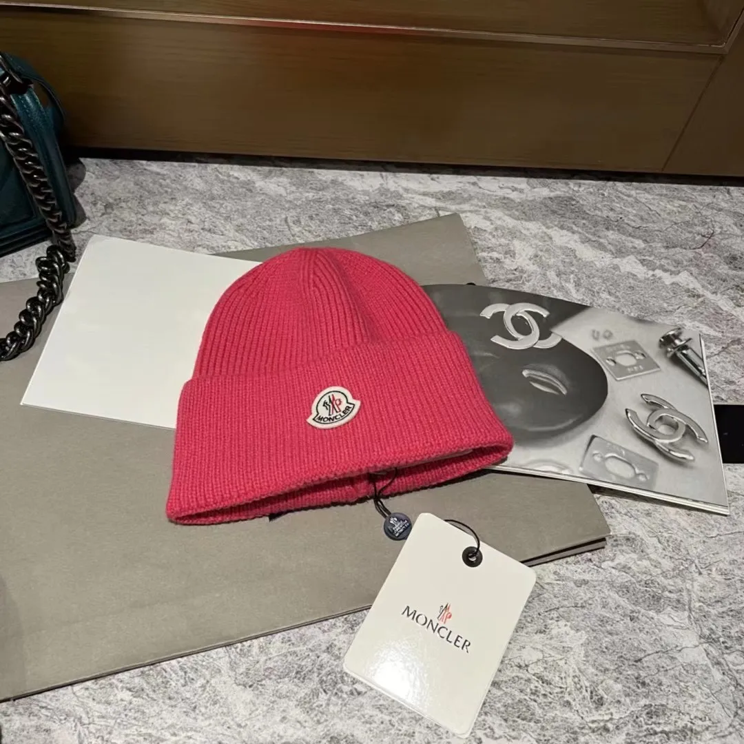 Moncler muzzle knitted hat
