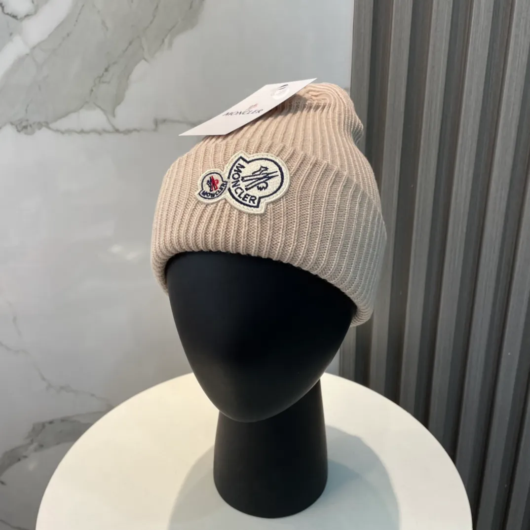 P66 comes with a dust bag for Moncler💥Official classic knitted hat, replica of the original. Very soft and skin-friendly, very elastic💓Texy and very versatile style~ Warm cashmere woolen hat, one size fits all and elastic~ Unisex, can be worn by any head size. Excellent quality, highly recommended